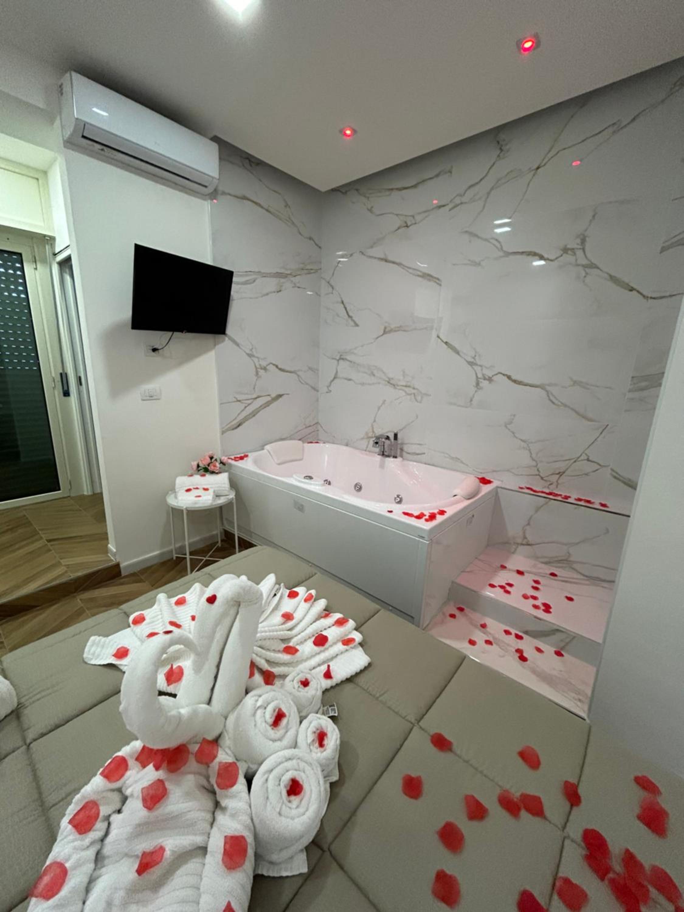 Suite with Hot Tub photo 3