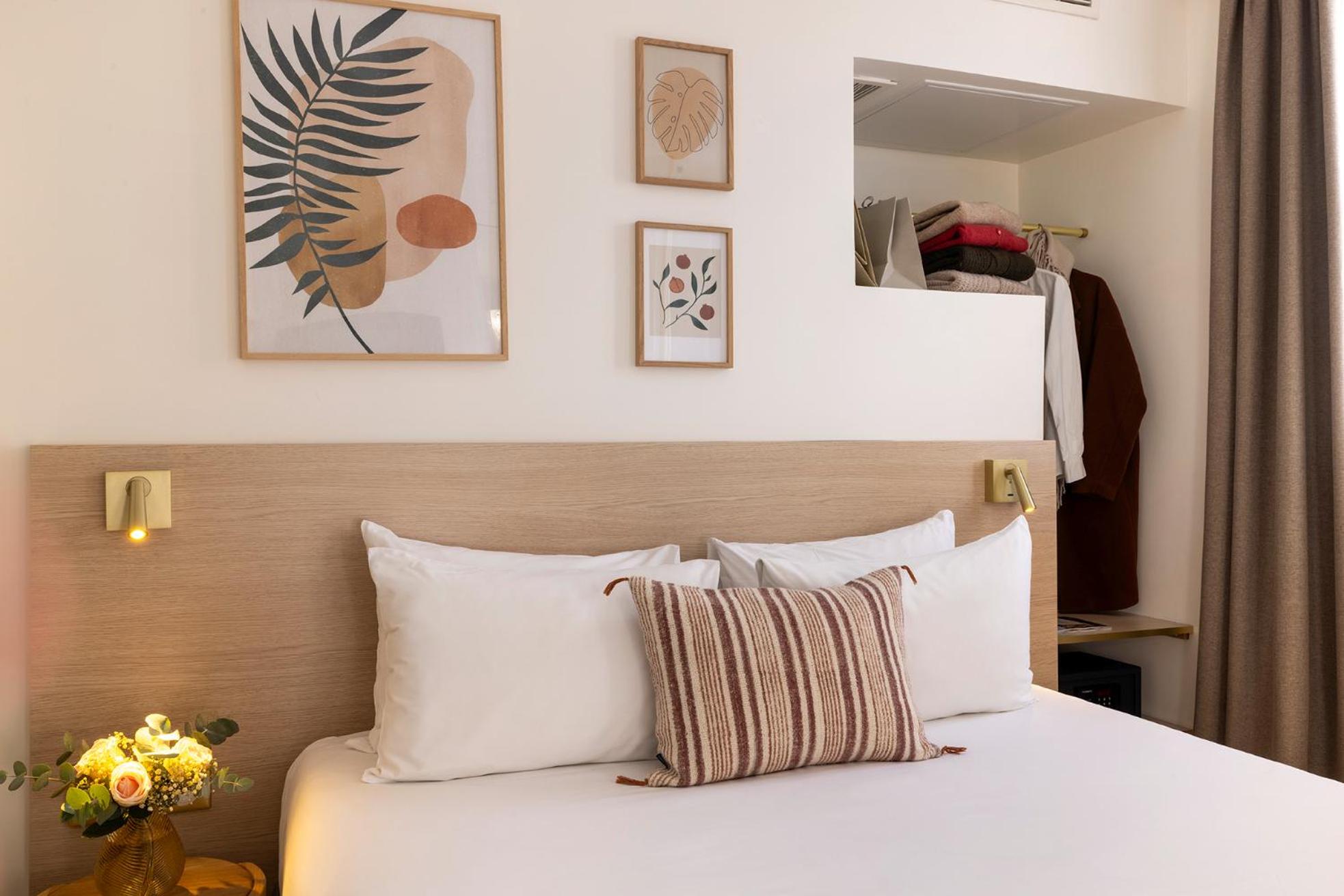 Double Room - Large Bed photo 3