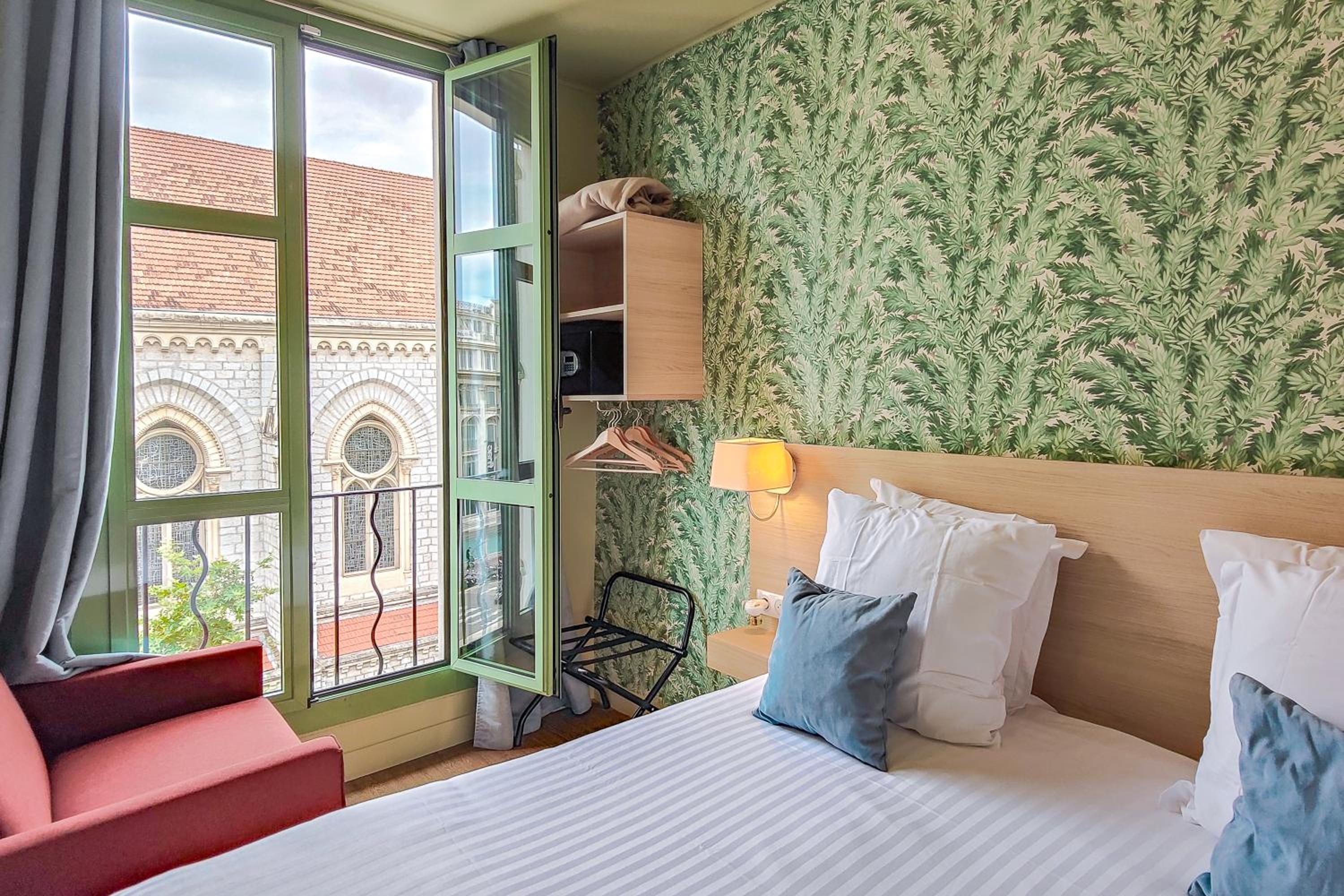 Superior Room with Noter Dame view