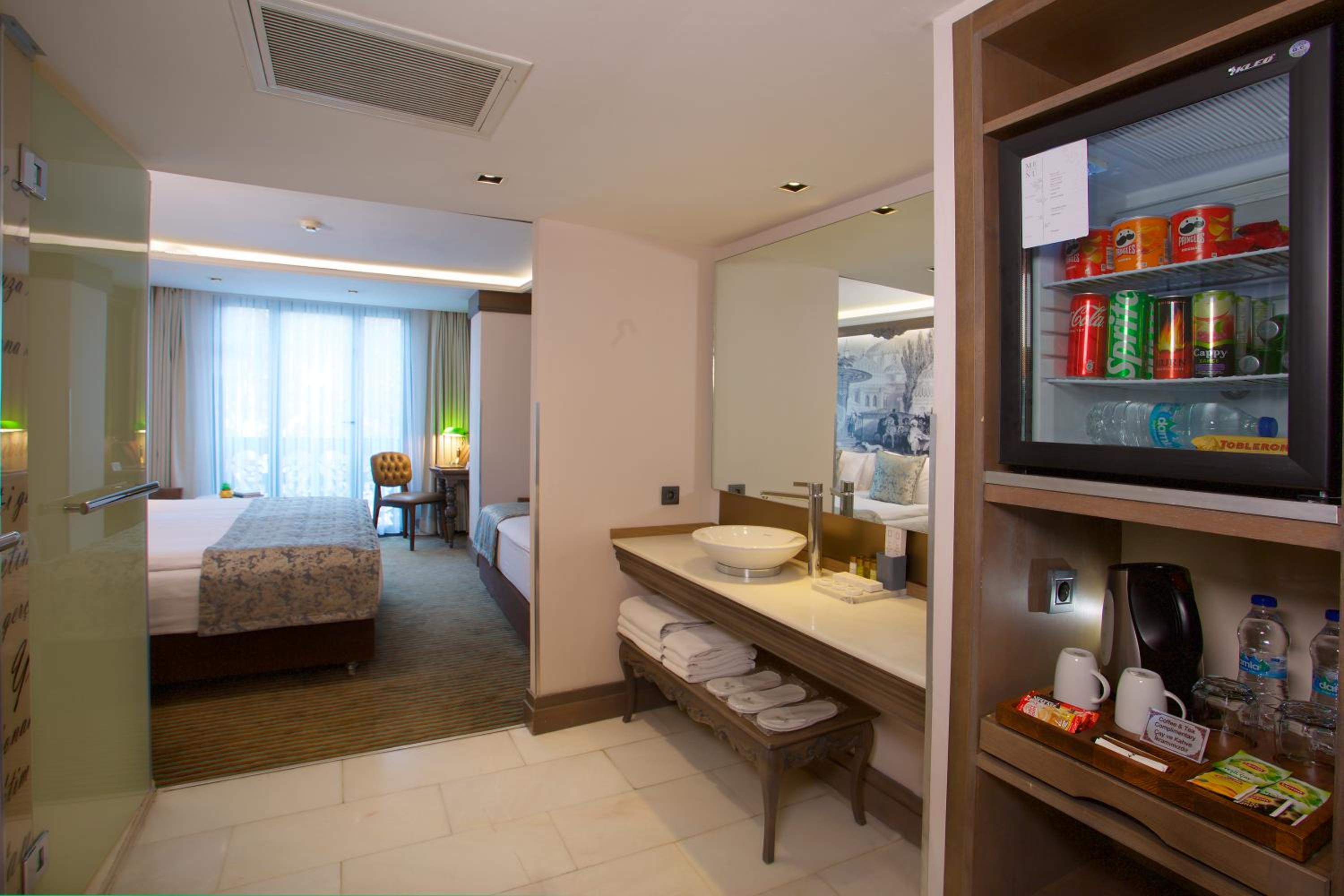 Superior Double Room thumbnail 6