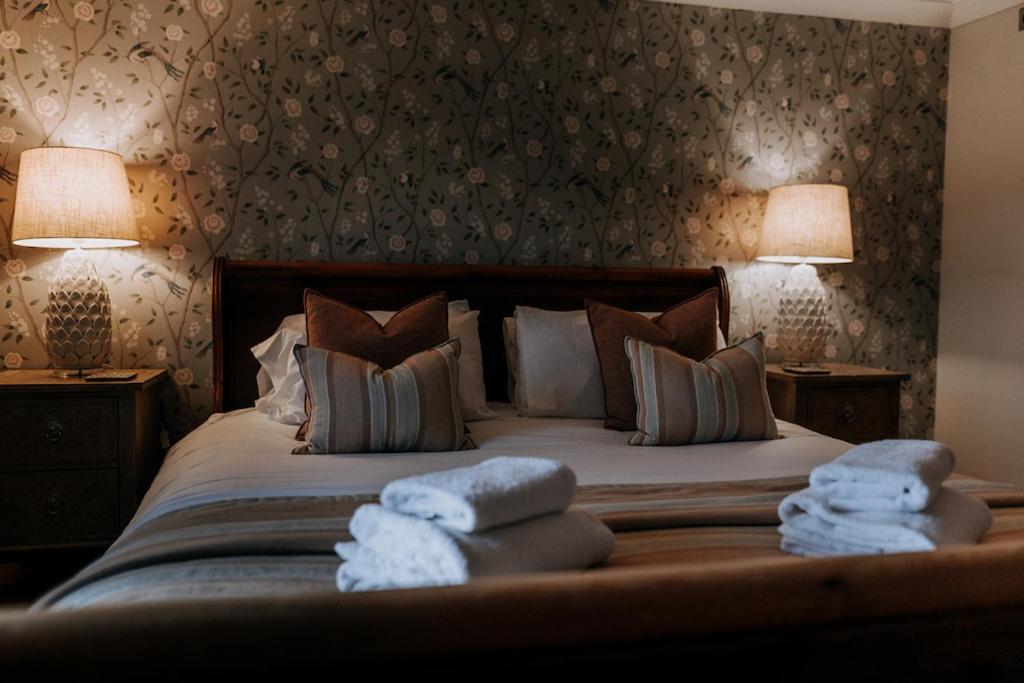 Deluxe Suite with Spa Bath - Photo 2