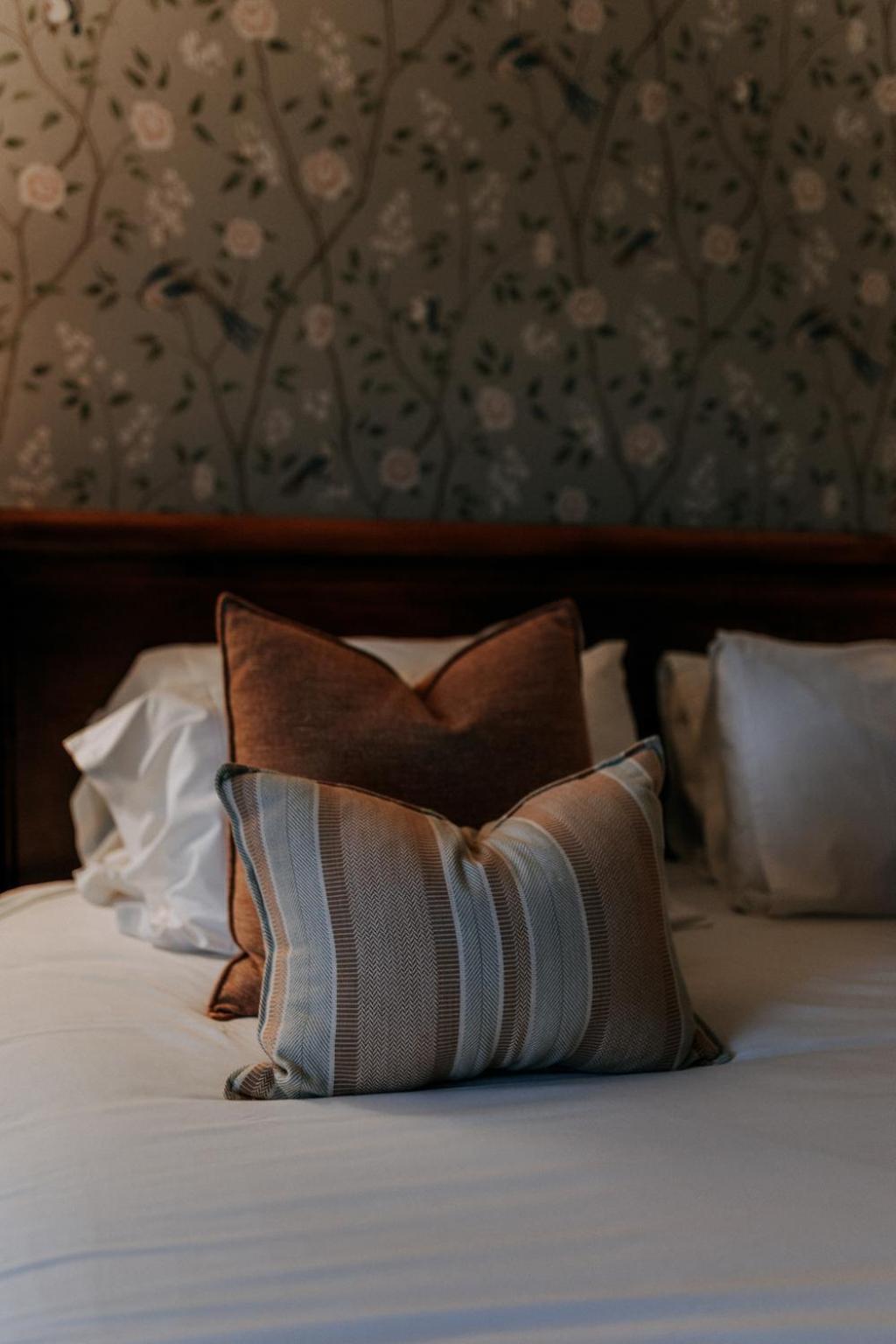 Deluxe Suite with Spa Bath - Photo 3