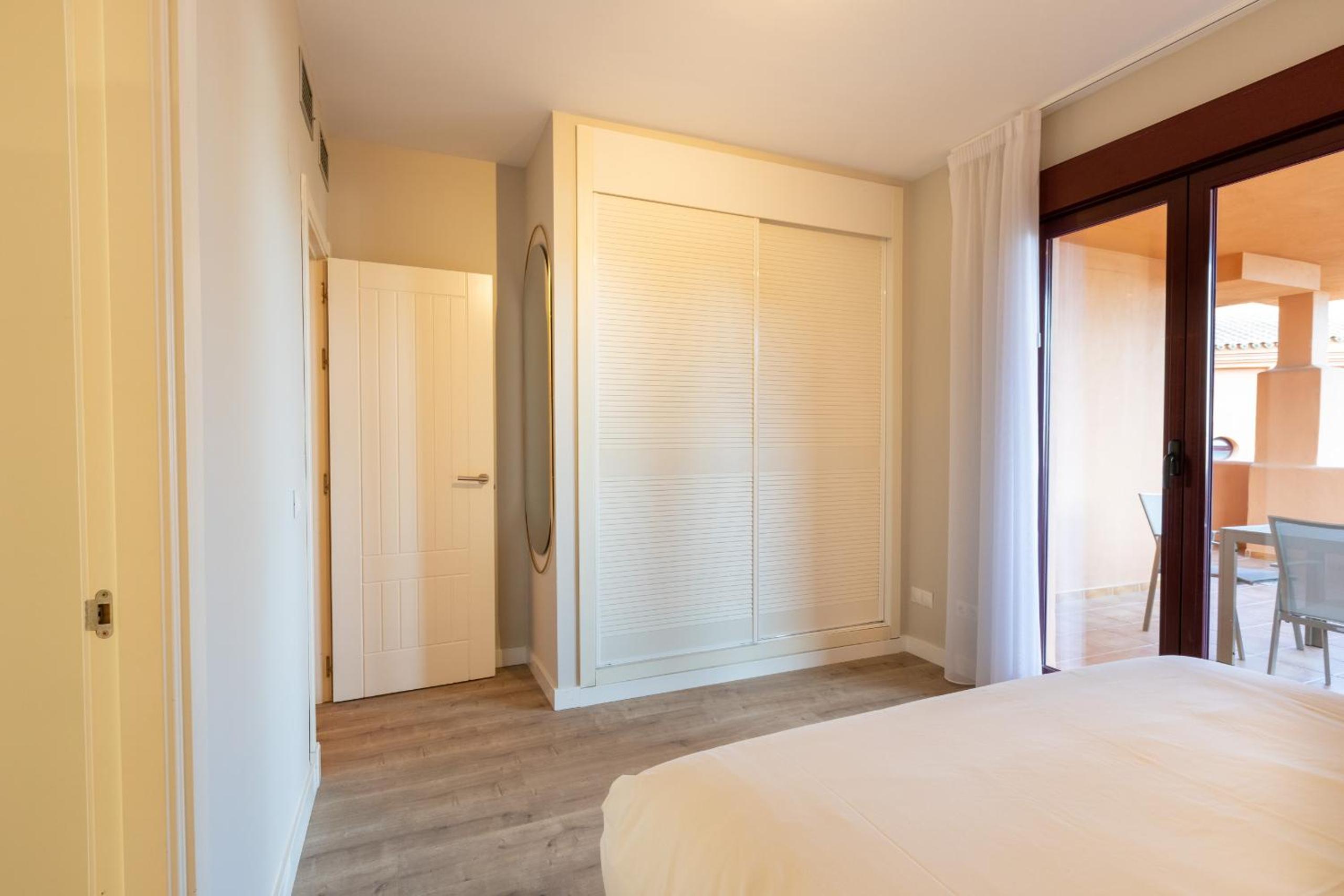 CLASSIC TWO BEDROOM APARTMENT WITH VIEWS photo 3