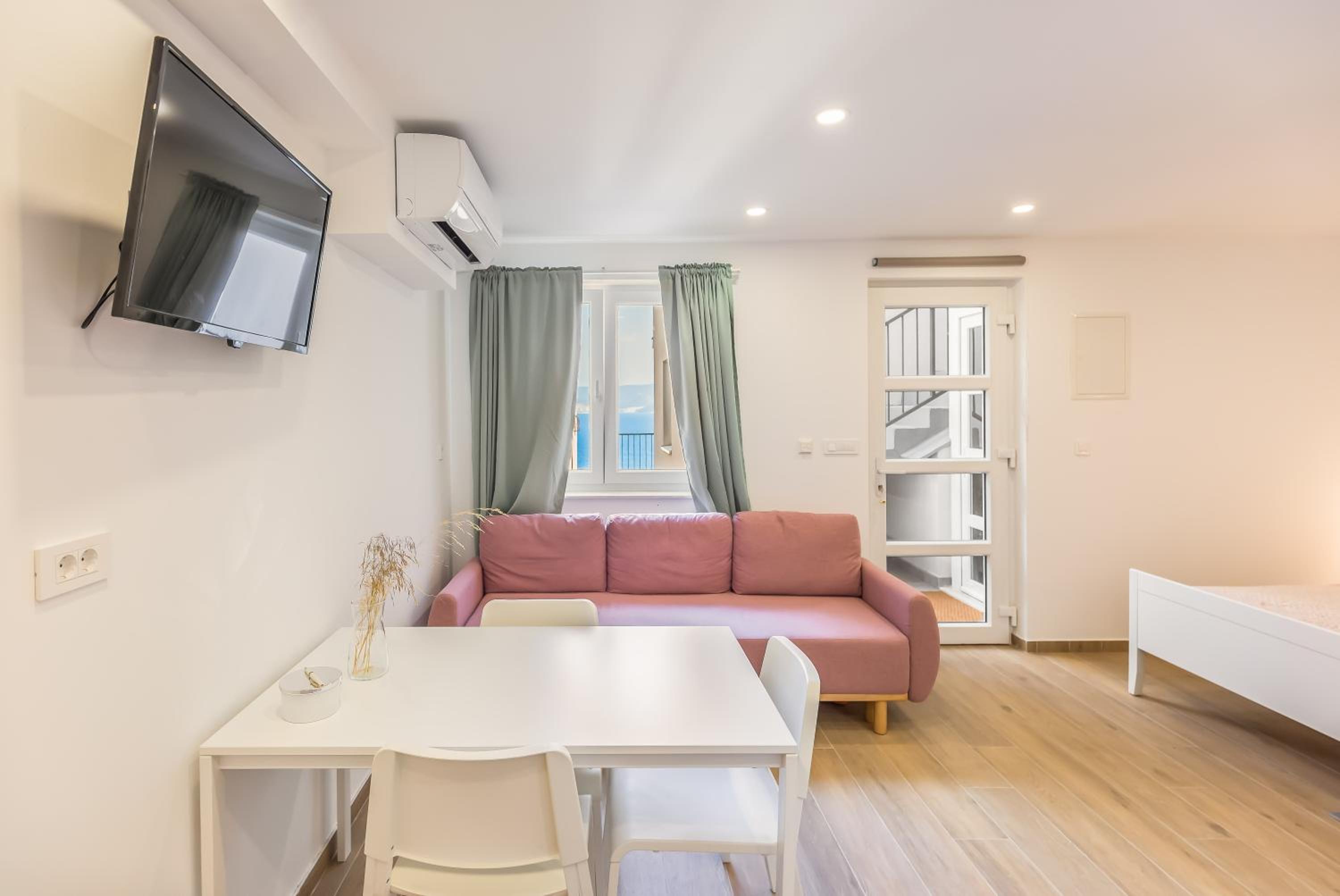 King Studio With Sofa Bed photo 3
