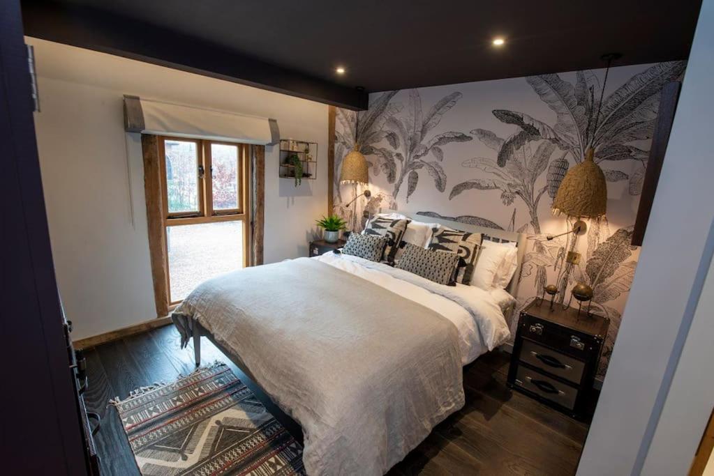 Five-Bedroom House photo 1