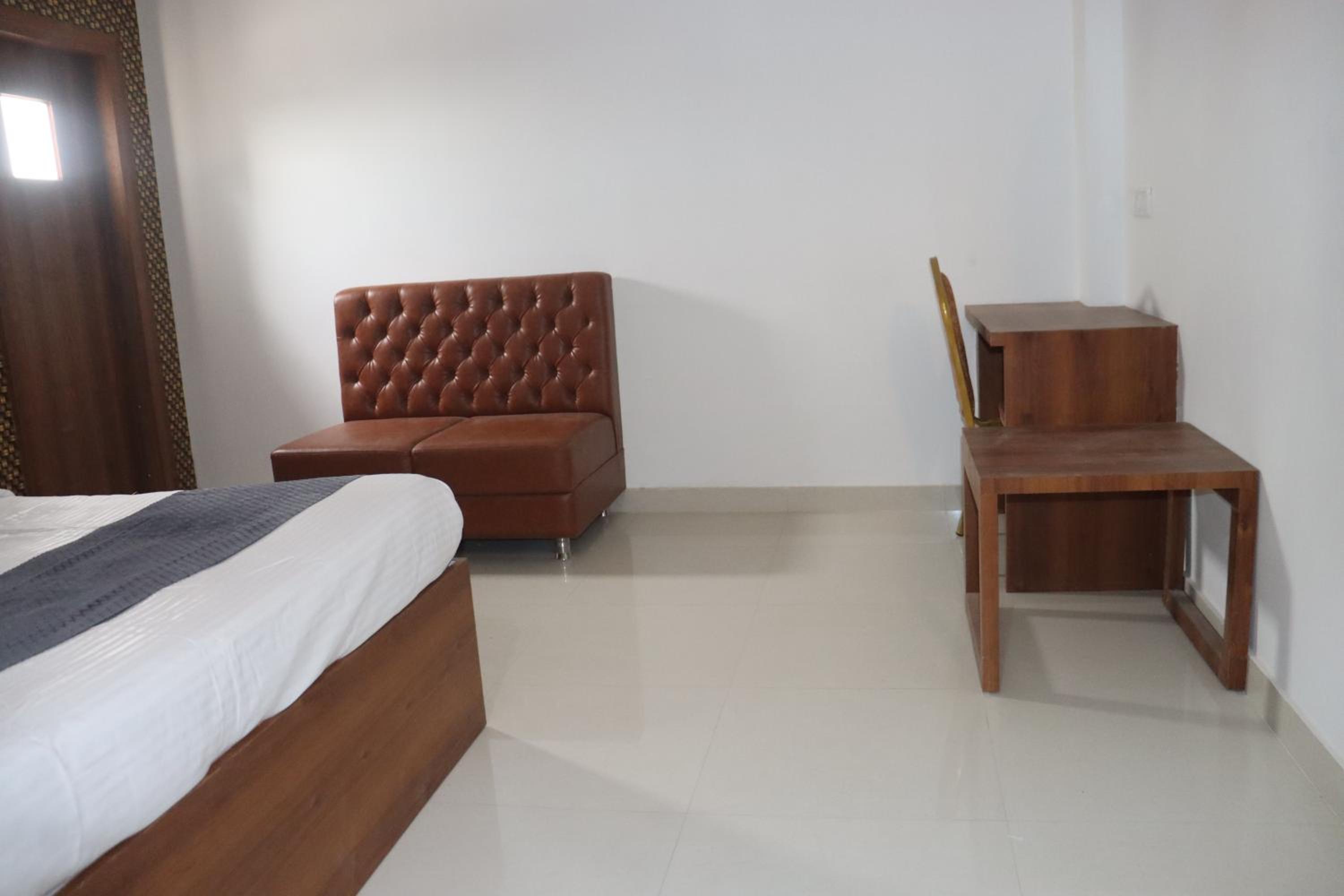Deluxe Double Room (2 Adults + 1 Child) photo 3