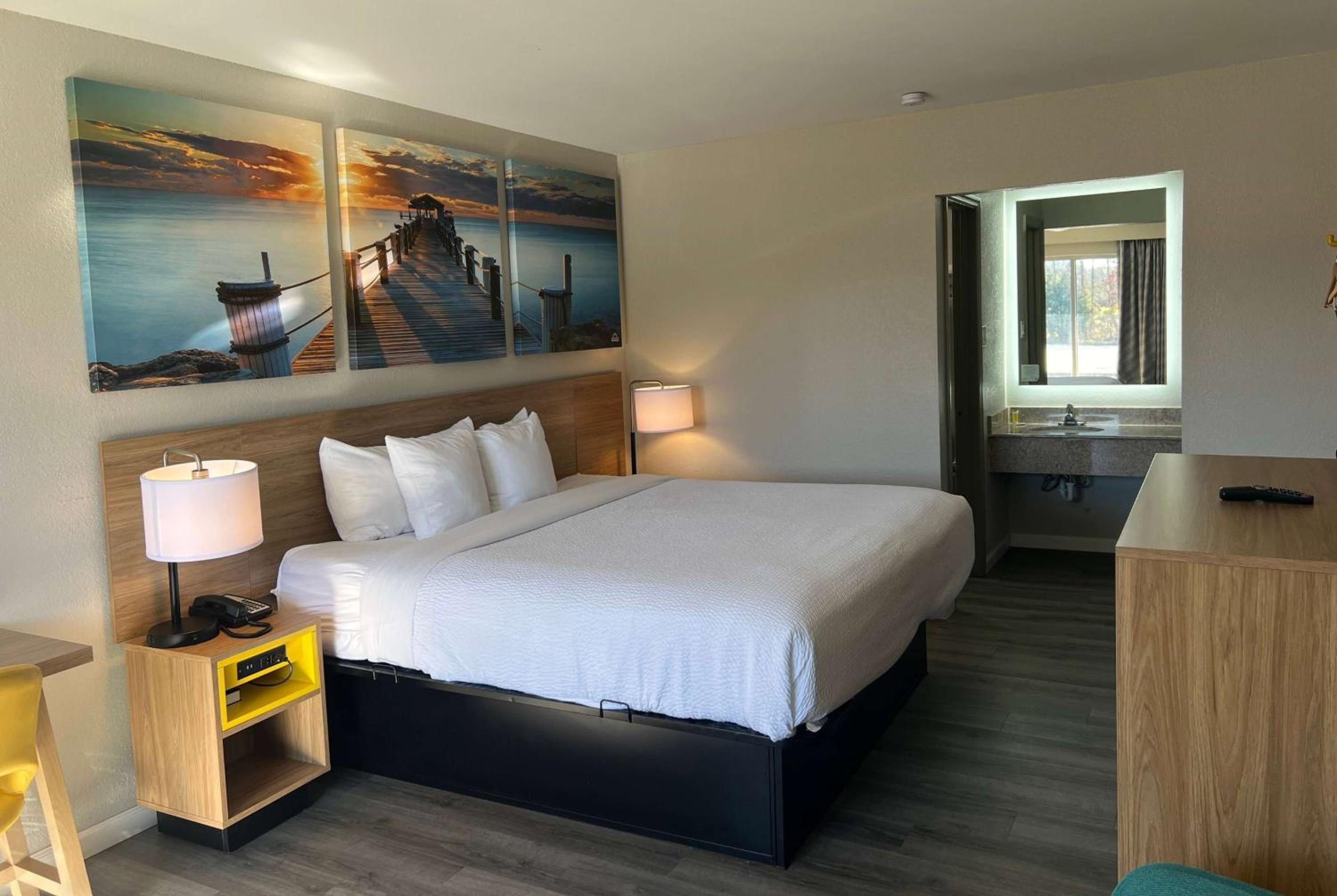 Deluxe King Room - Non-Smoking - Photo 1
