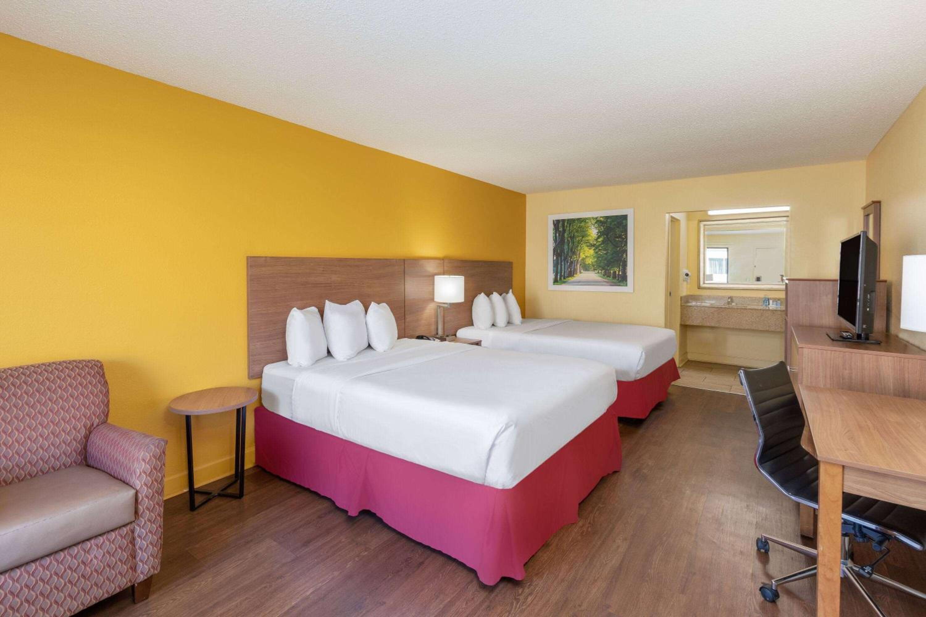 Queen Room with Two Queen Beds - Smoking - Photo 3
