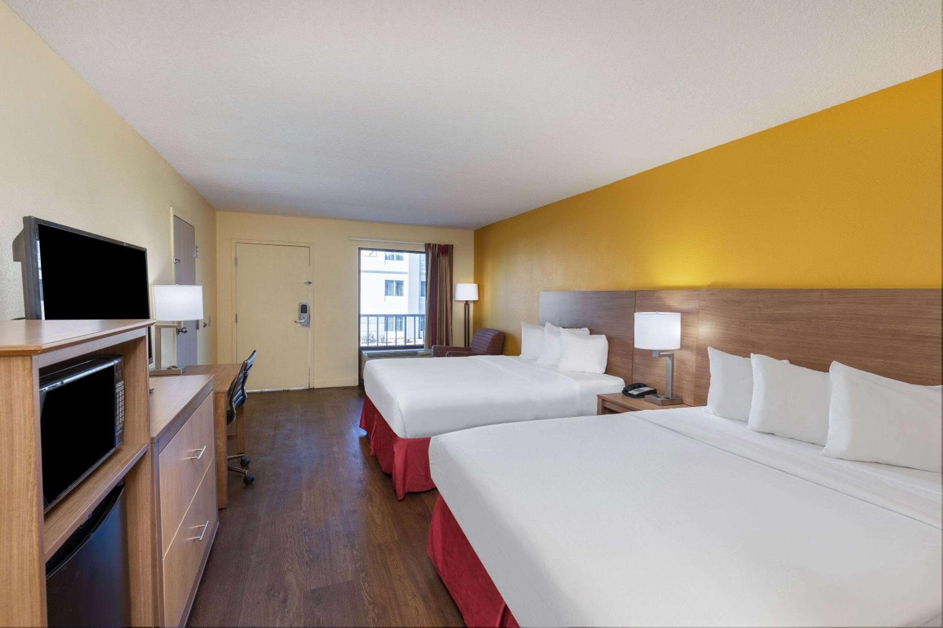 Queen Room with Two Queen Beds - Smoking - Photo 5