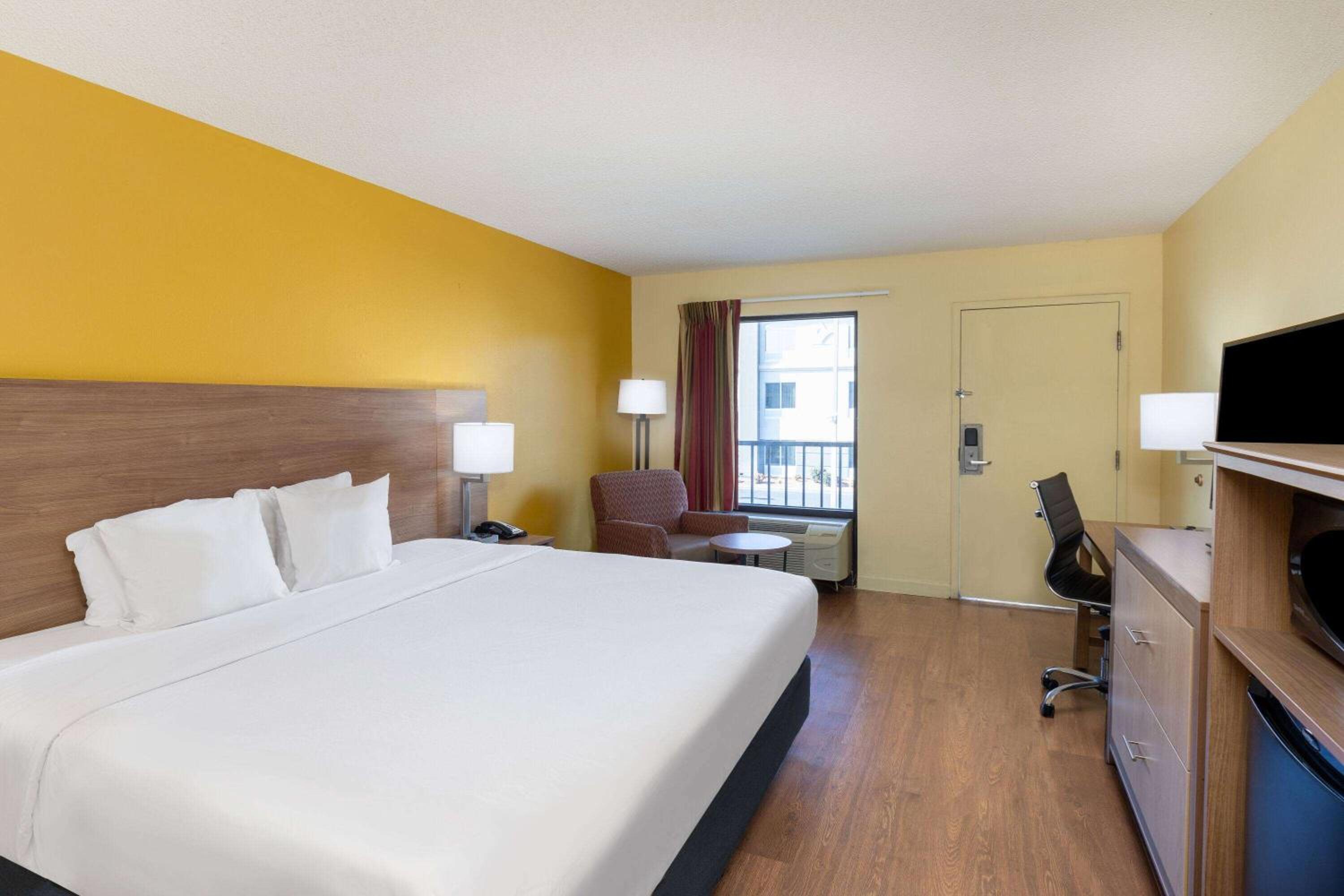 1 King Bed, One-Bedroom, Suite, Non-Smoking - Photo 3