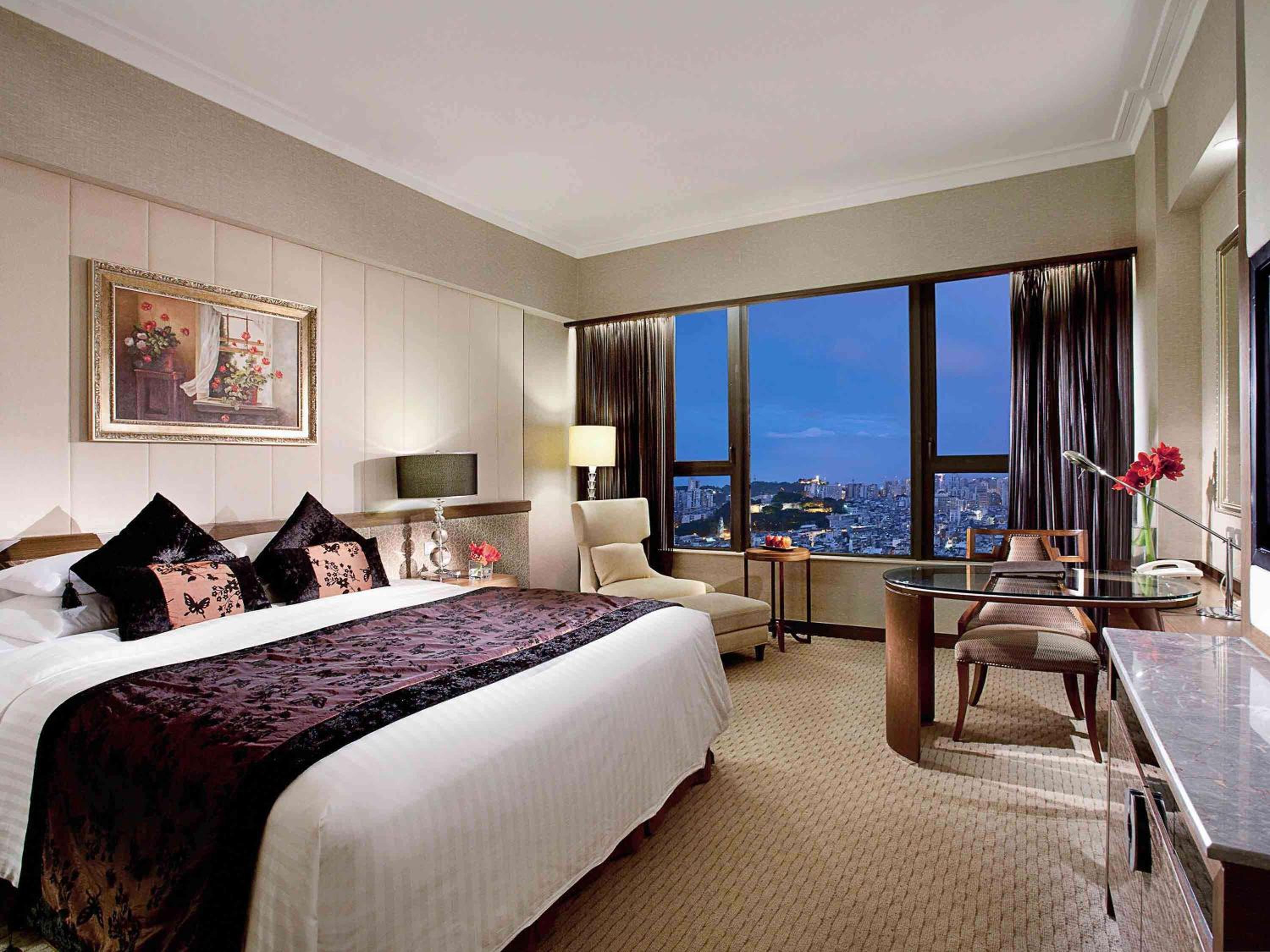Superior King Room with City View - Photo 1