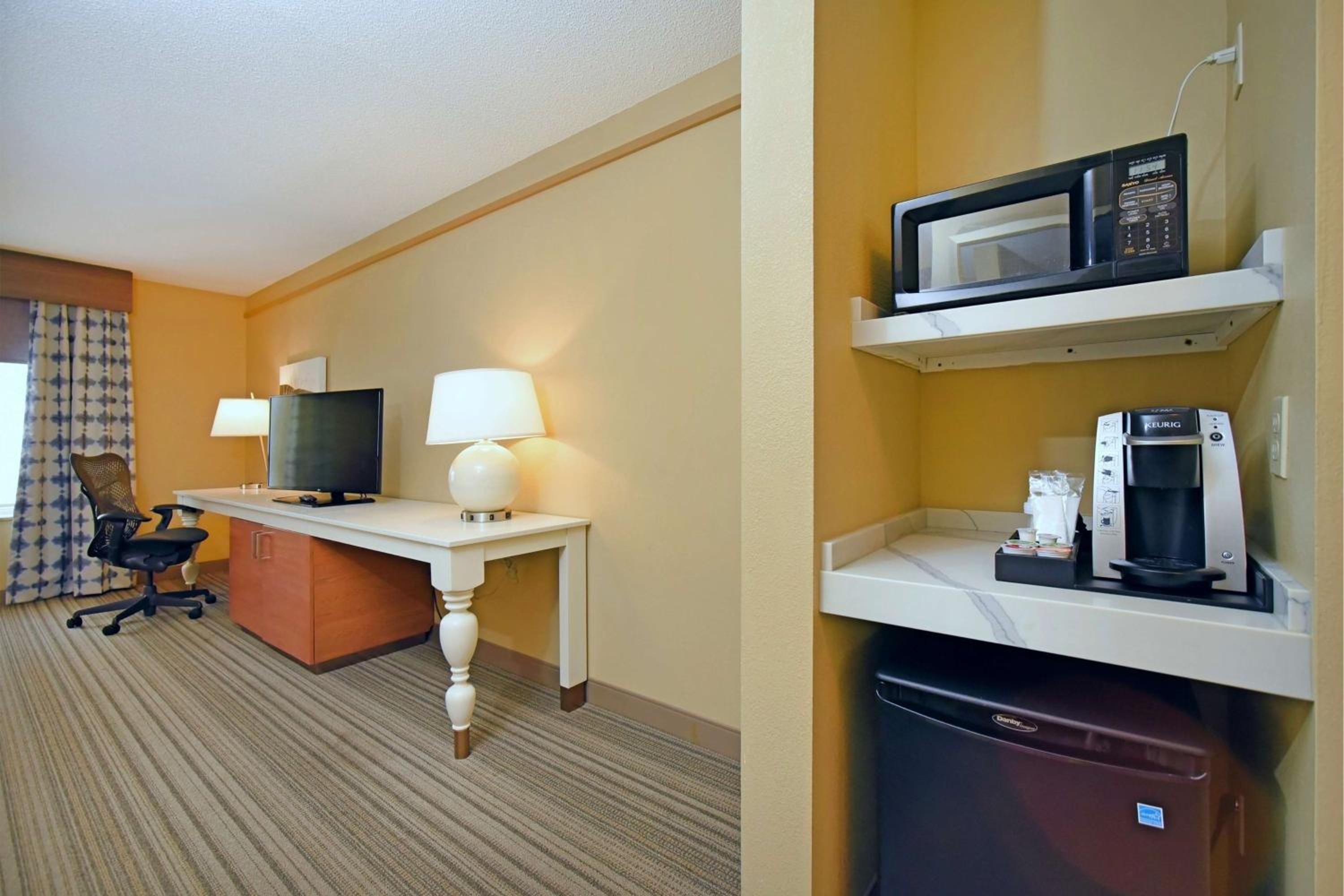 Deluxe Corner King Room - Photo 6