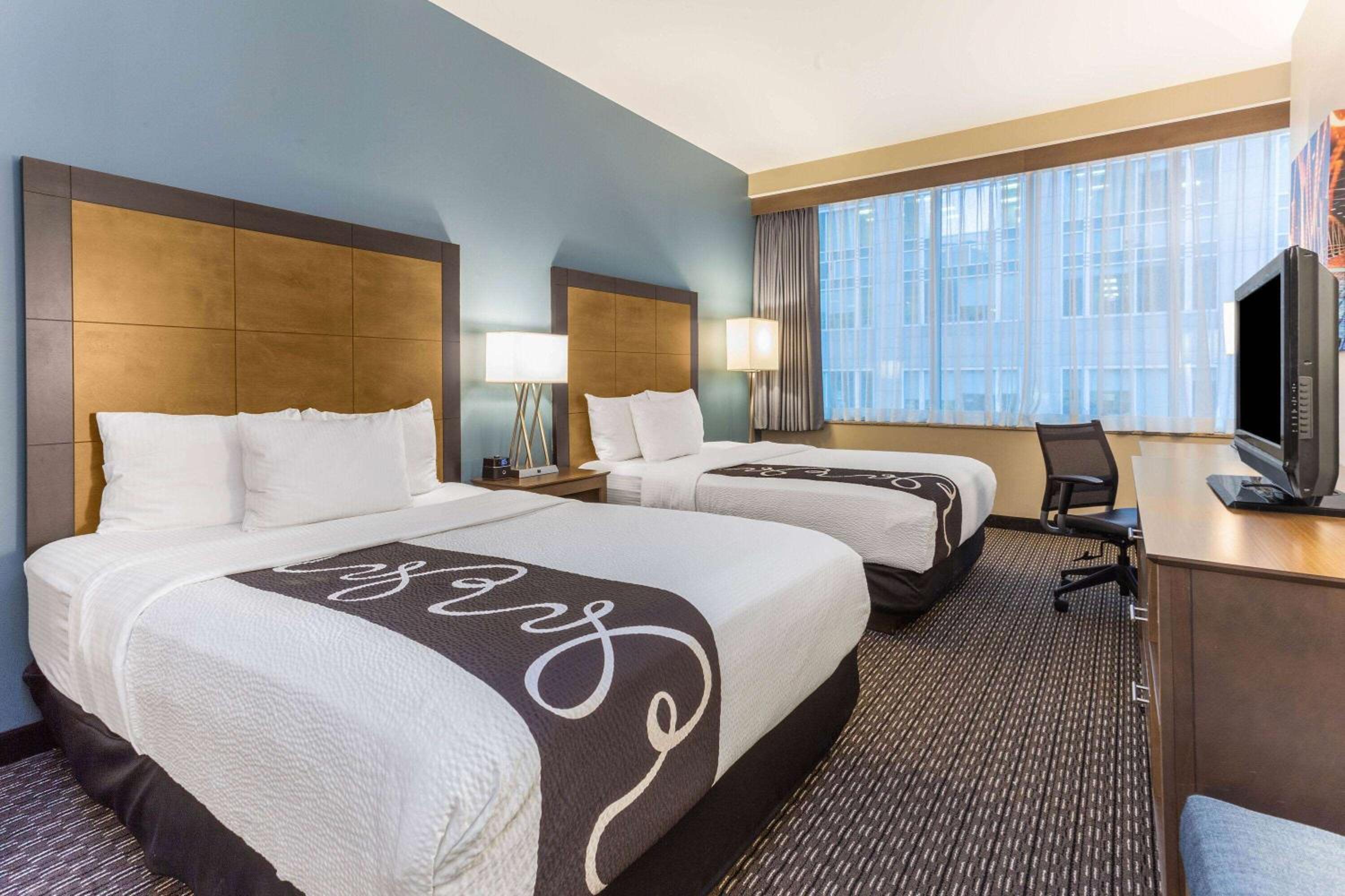 Queen Room with Two Queen Beds and Bath Tub - Mobility Accessible/Non-Smoking - Photo 3