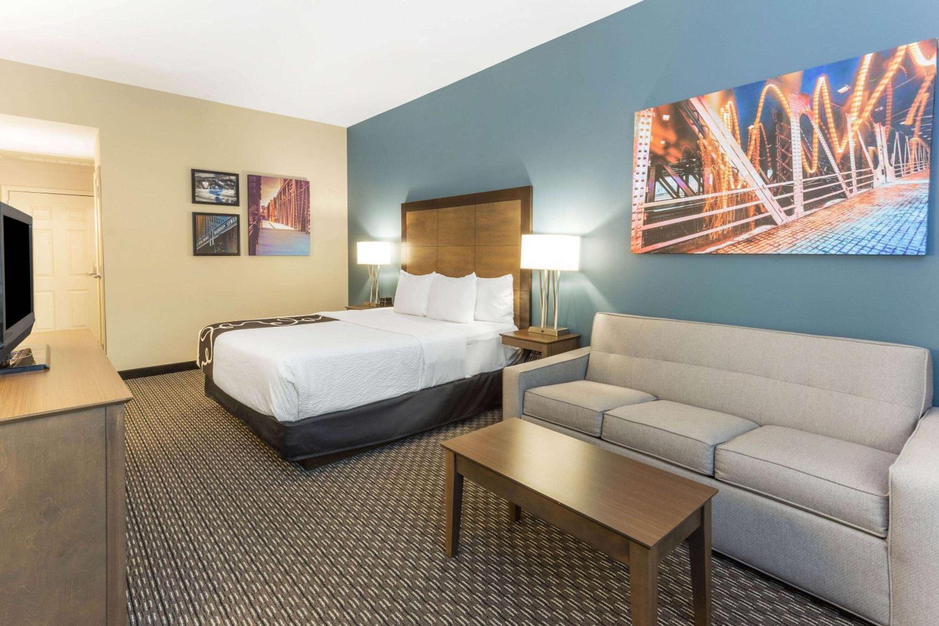 Larger King Room with Sofa Bed - Non-Smoking - Photo 3