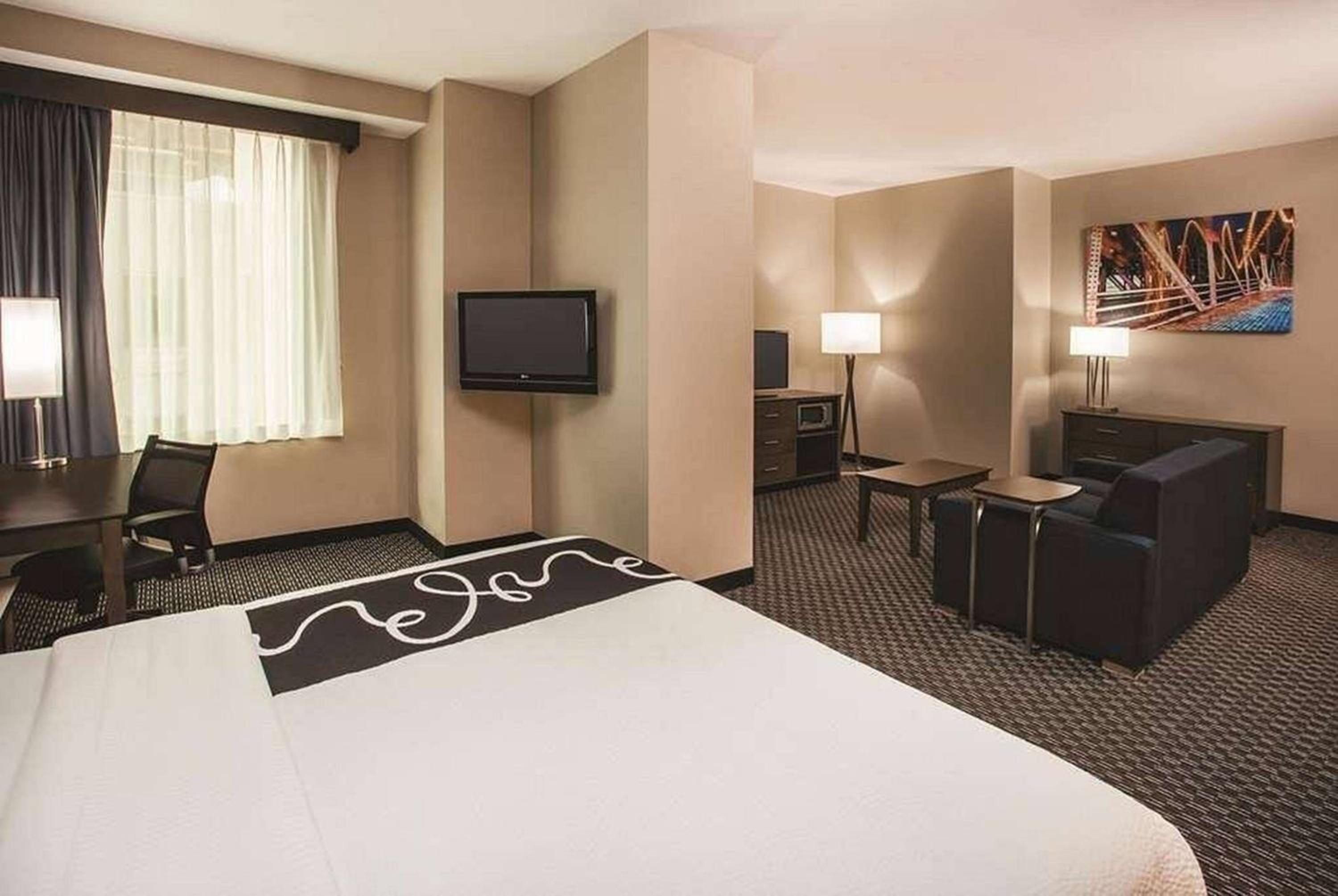 Deluxe King Suite with Mobility/Hearing Access and Roll in Shower -  Non-Smoking - Photo 4