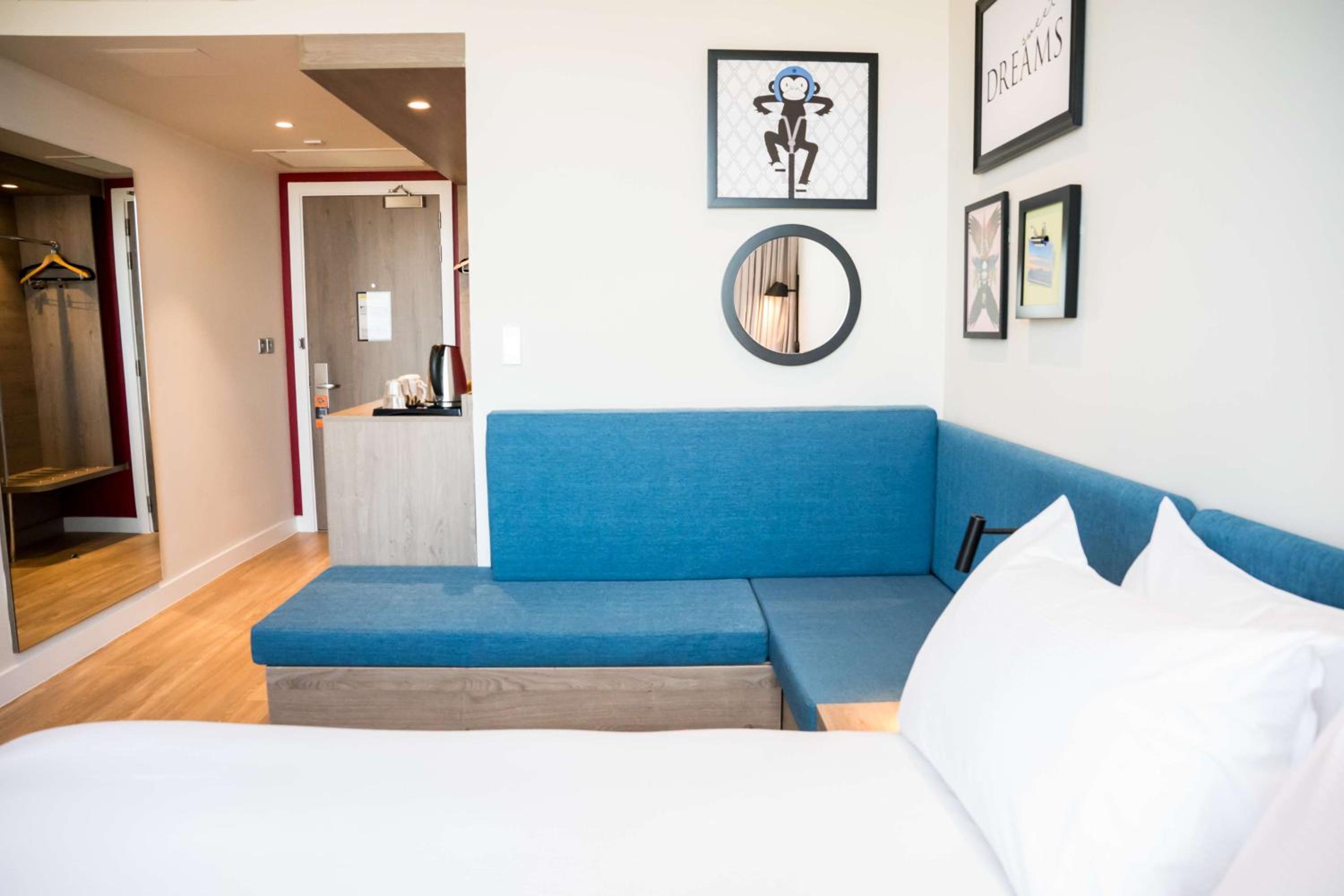 Premium Queen Room with Sofa Bed - Non-Smoking - Photo 1