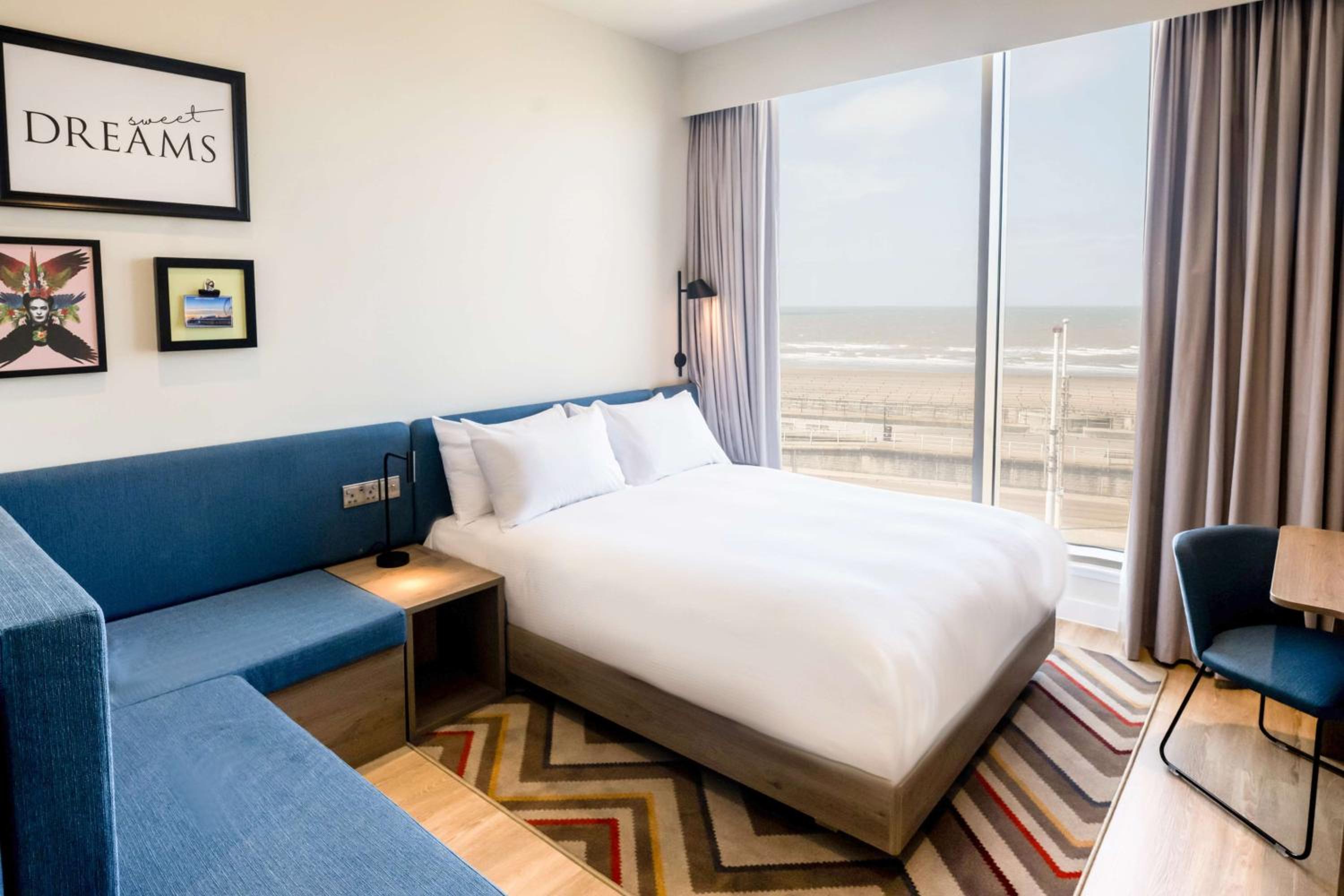 Premium Queen Room with Sofa Bed and Sea View - Non-Smoking - Photo 2