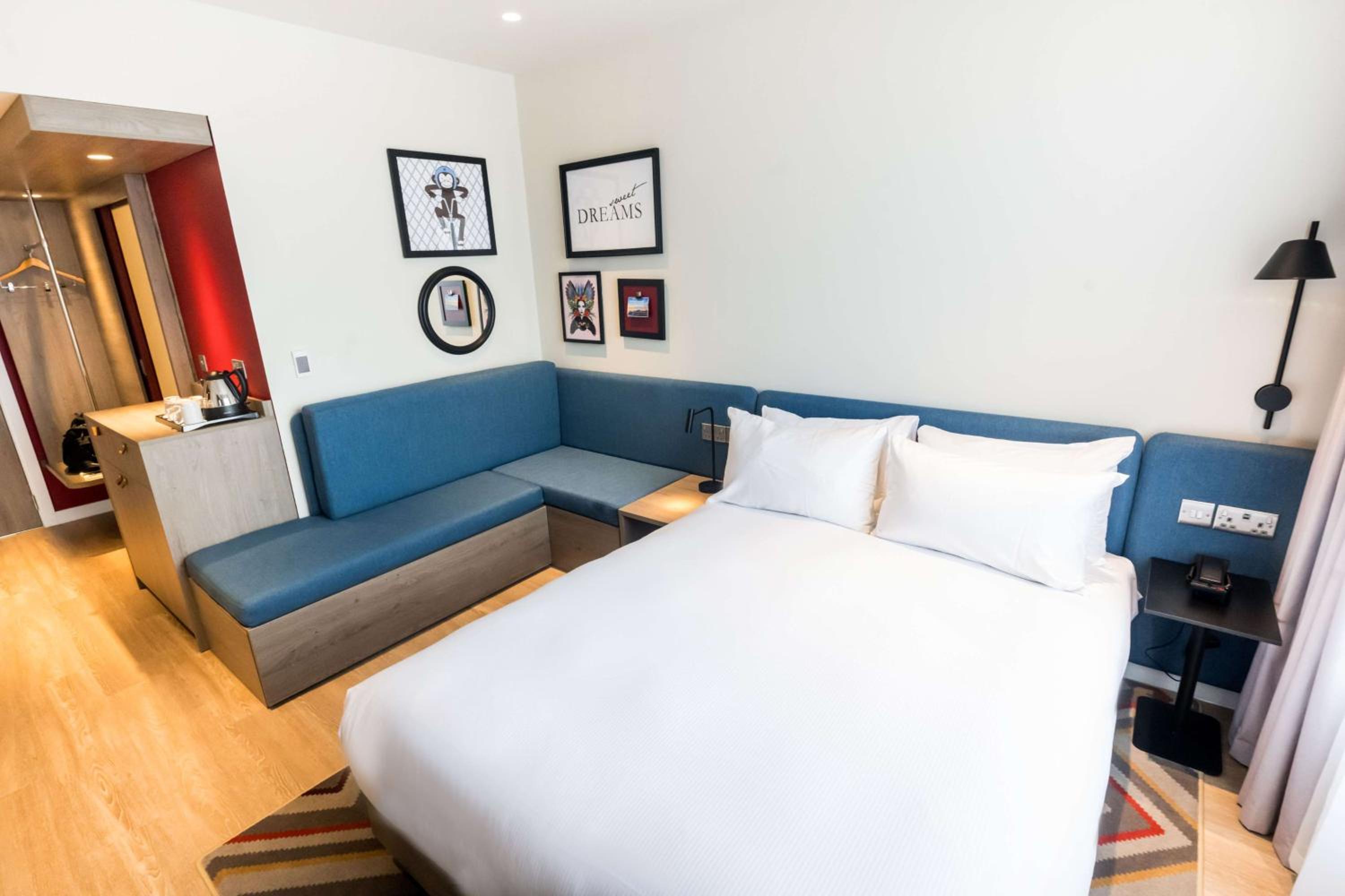 Premium Queen Room with Sofa Bed - Non-Smoking - Photo 2