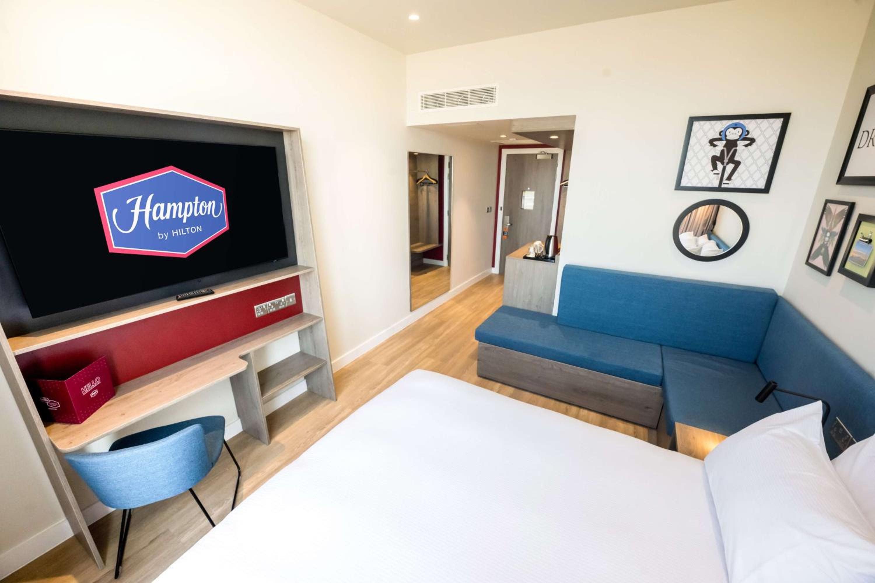 Premium Queen Room with Sofa Bed - Non-Smoking - Photo 3