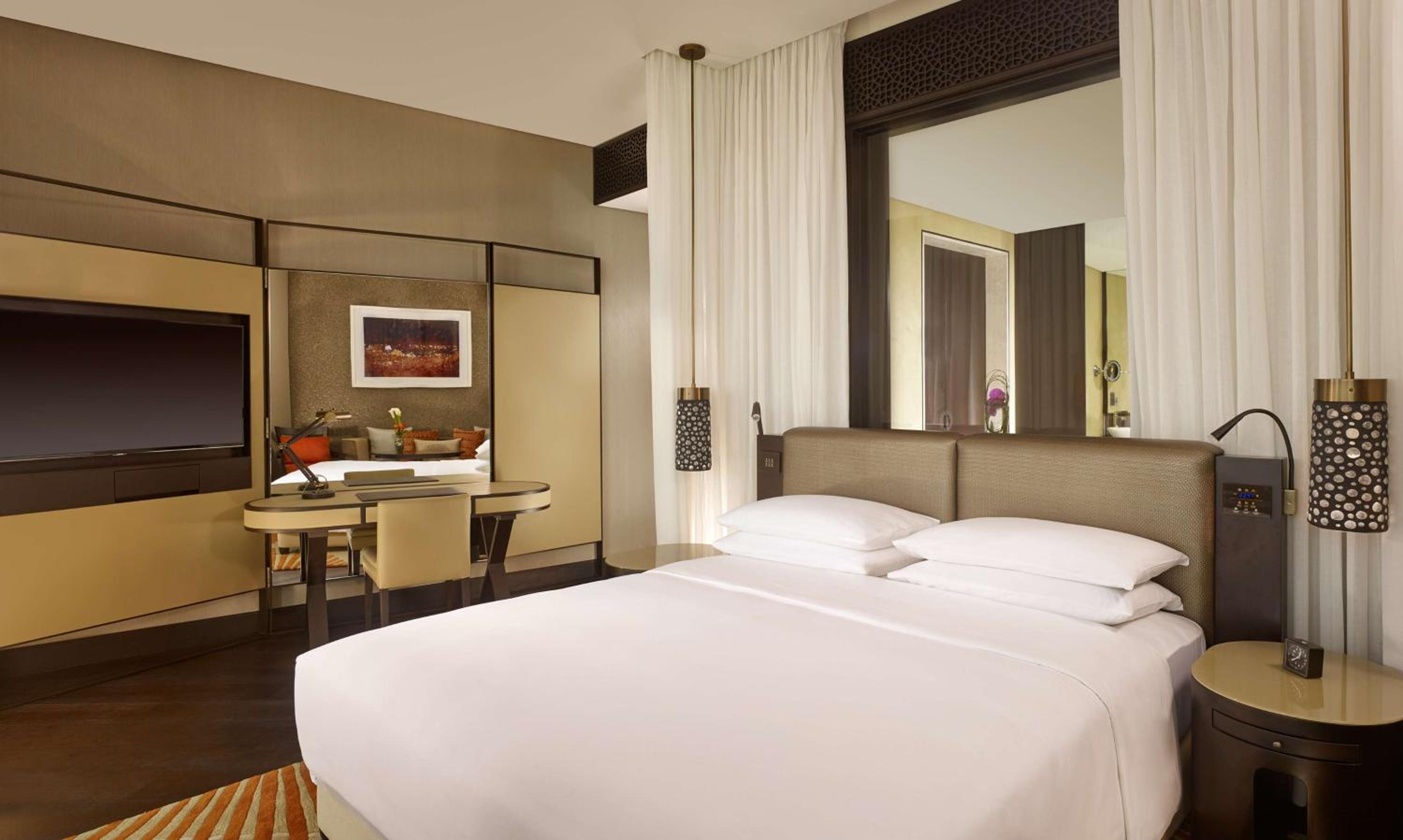 Deluxe King Room with Balcony - Club Access