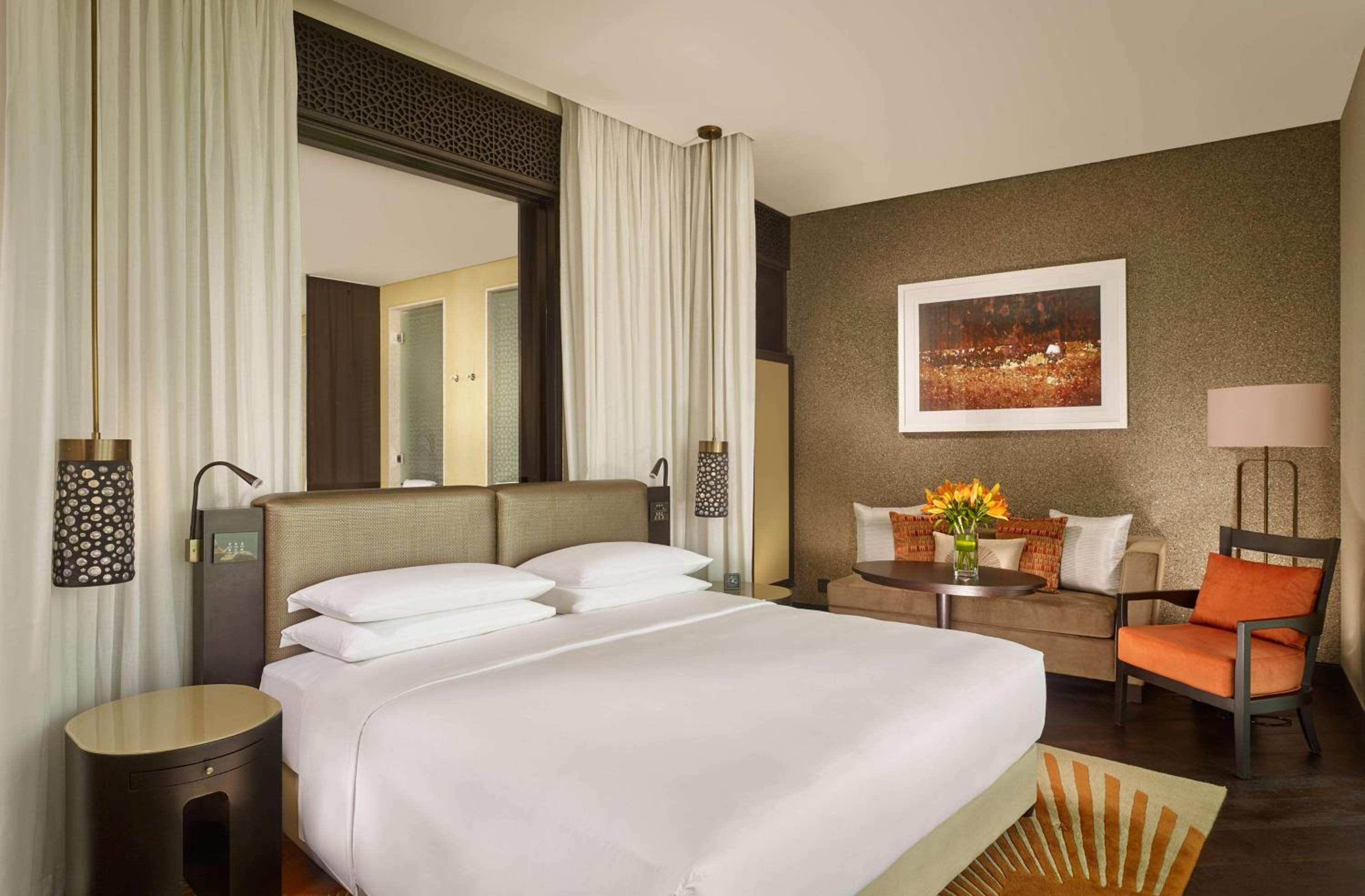 Grand King Suite with Balcony - Club Access