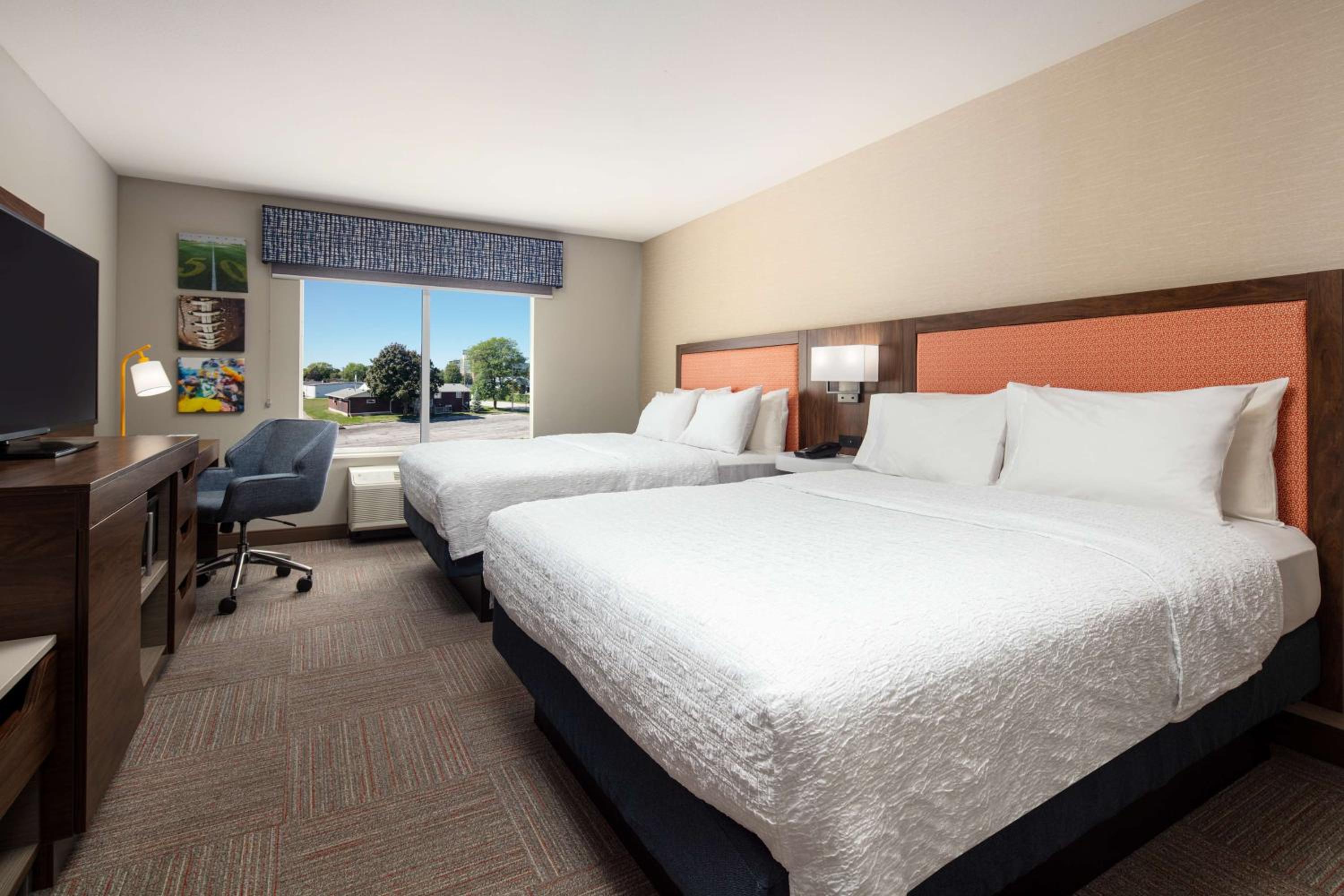 Queen Room With Two Queen Beds And Partial View photo 1