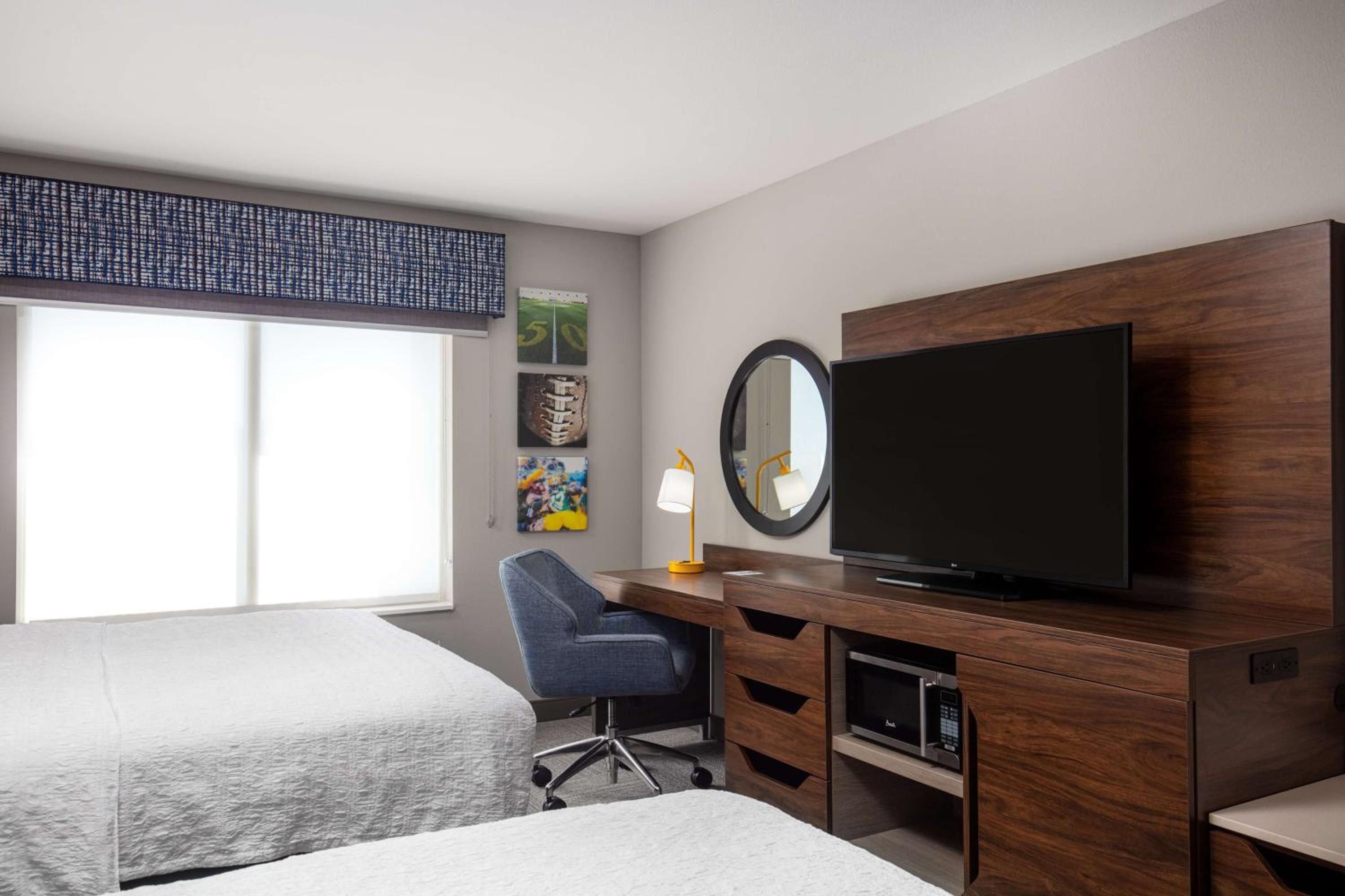 Queen Room With Two Queen Beds And Bath Tub - Mobility Access photo 1