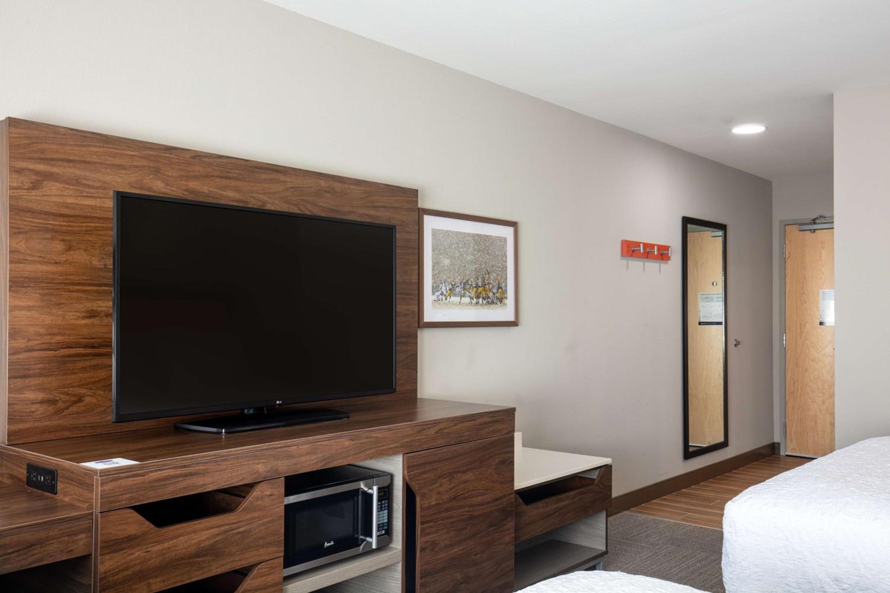 Queen Room With Two Queen Beds And Bath Tub - Mobility Access photo 3