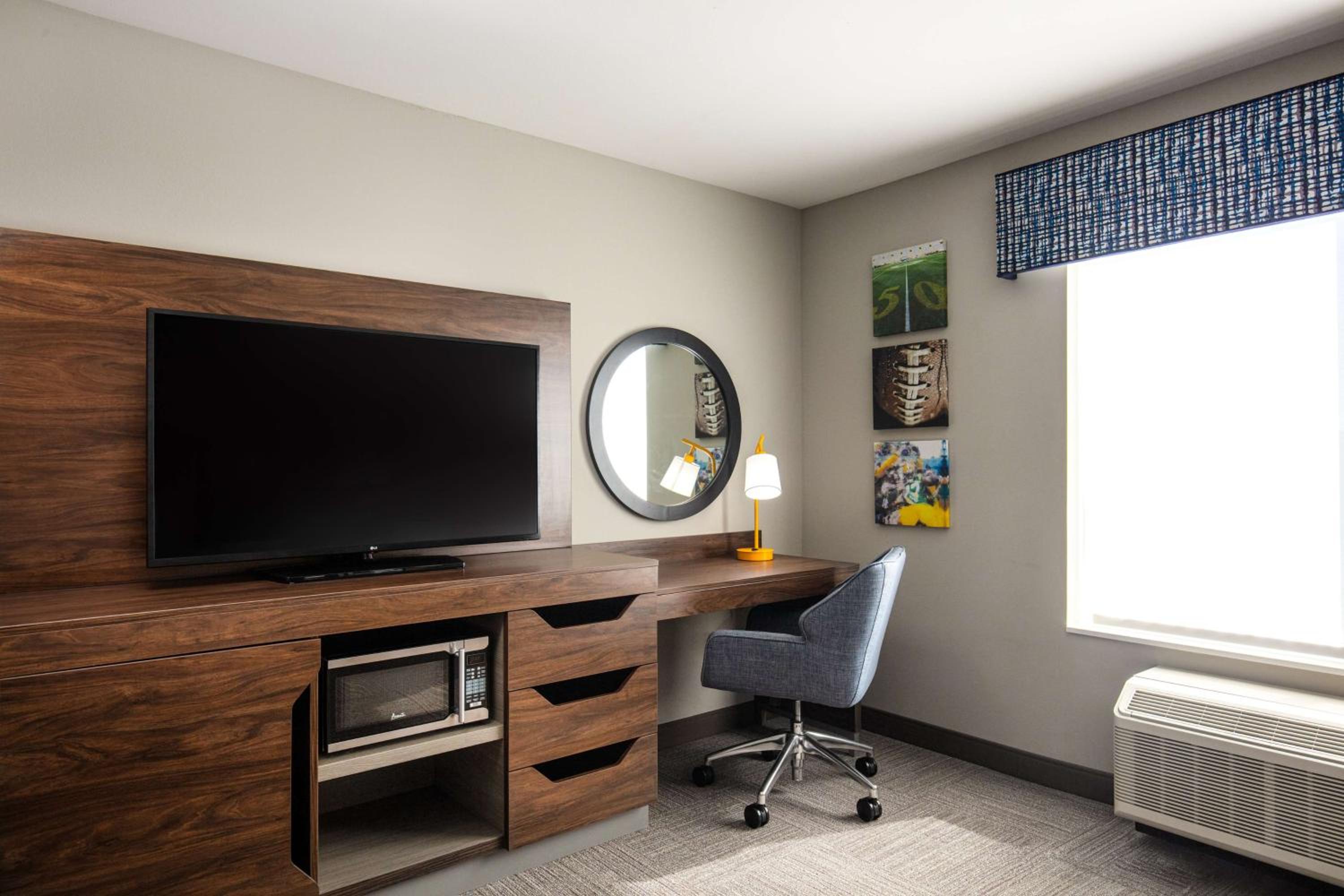 King Room With Microwave And Fridge photo 2