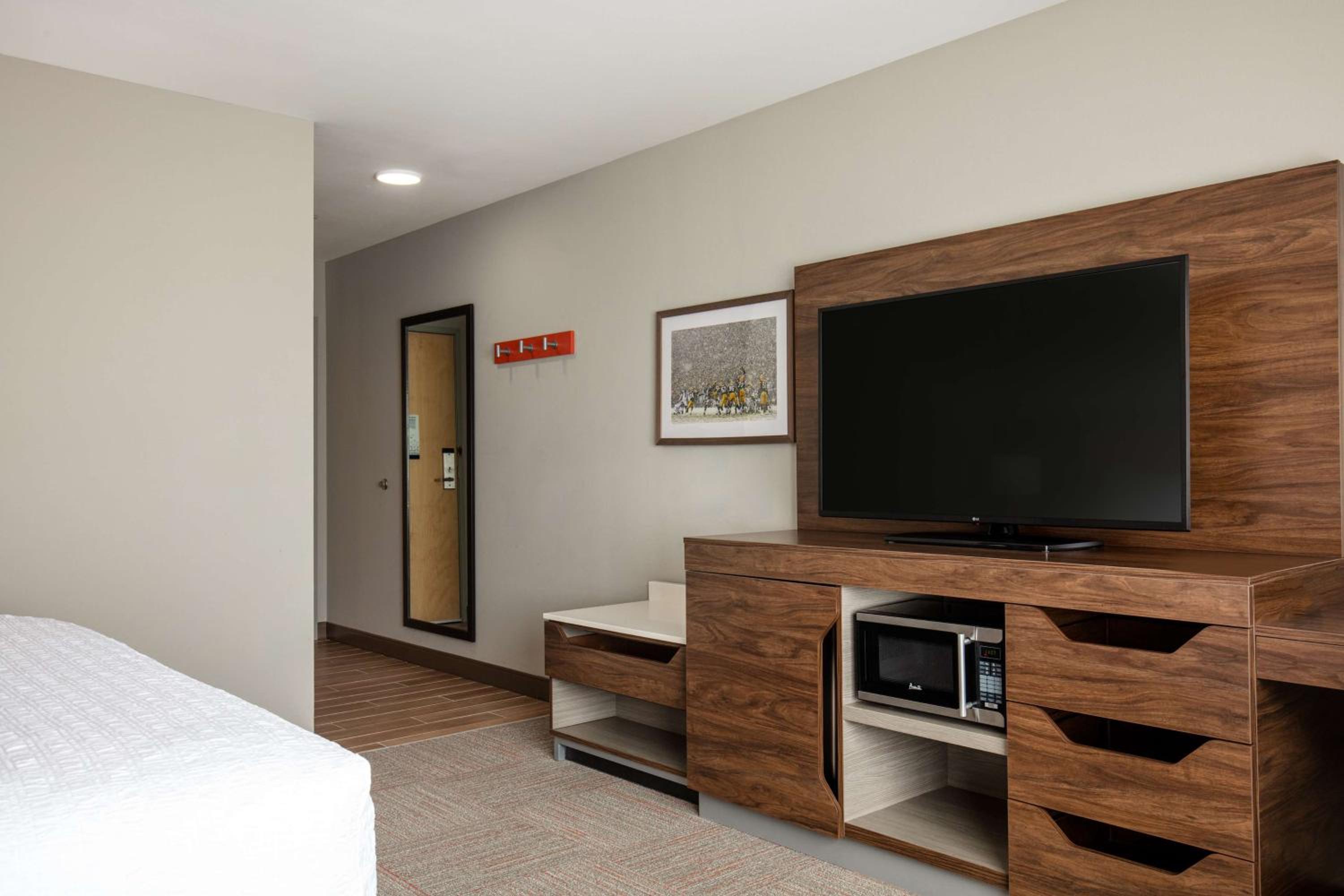 King Room With Microwave And Fridge photo 3