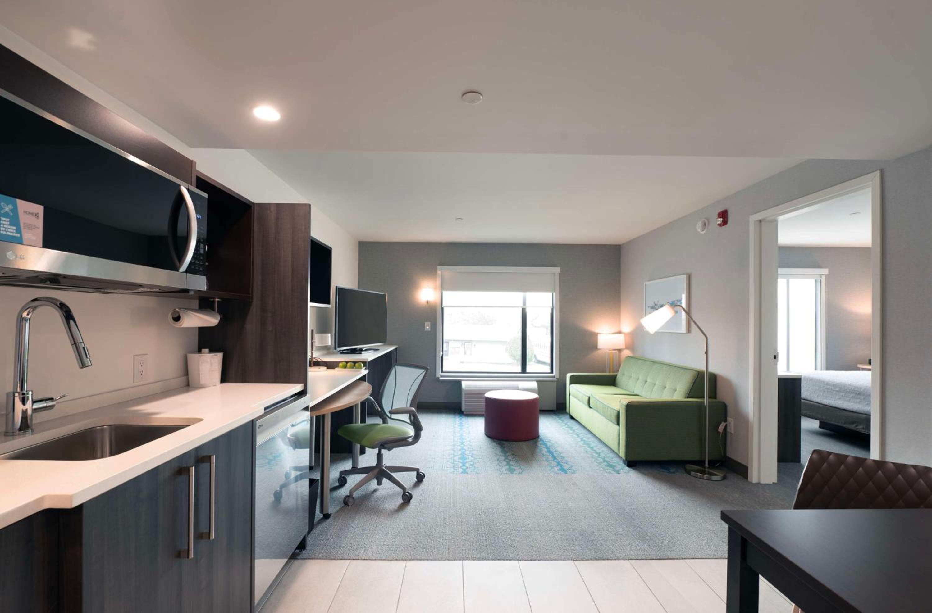 One-Bedroom King Suite thumbnail 6