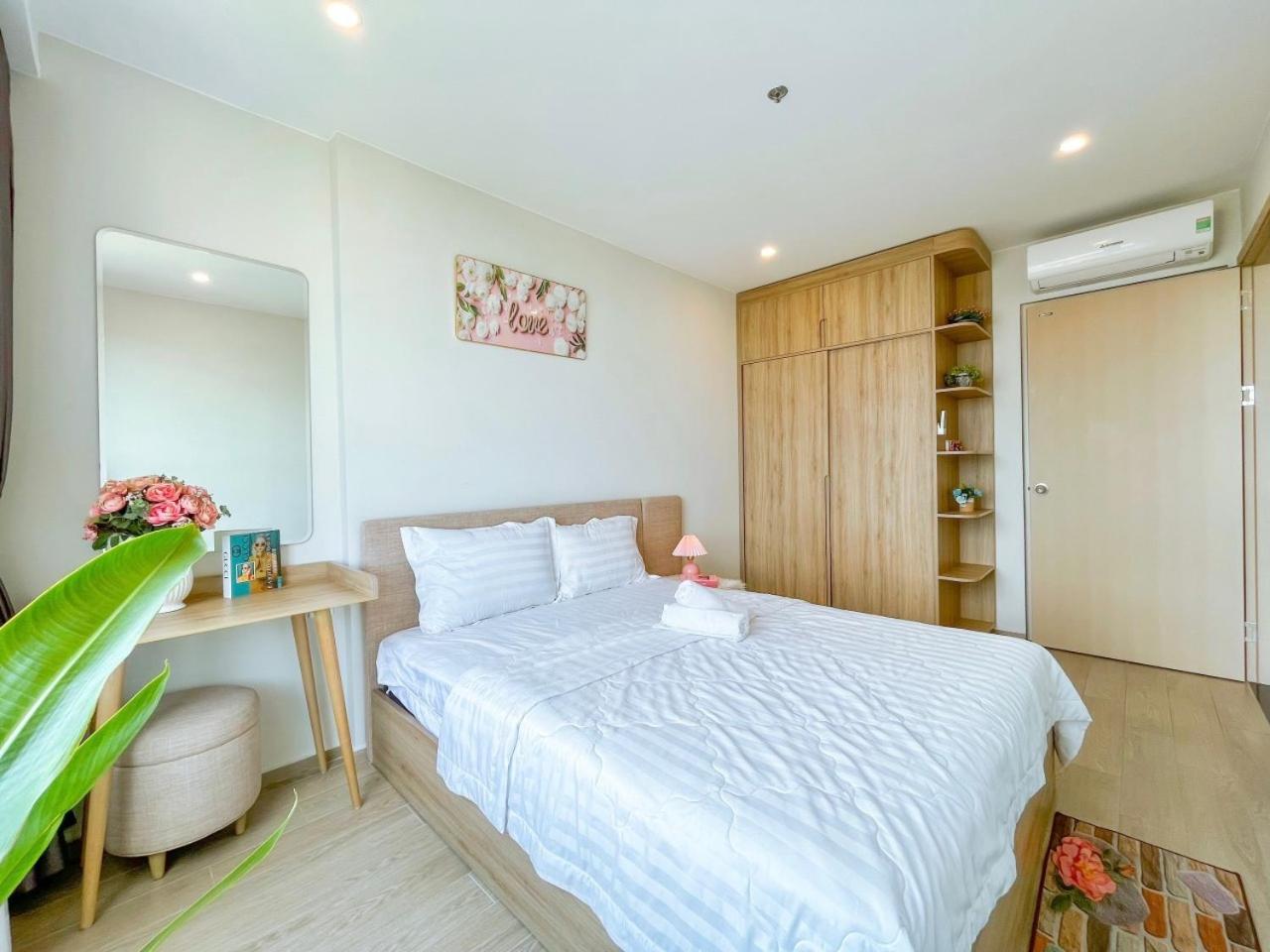 Three-Bedroom Apartment with Sea View - Photo 32