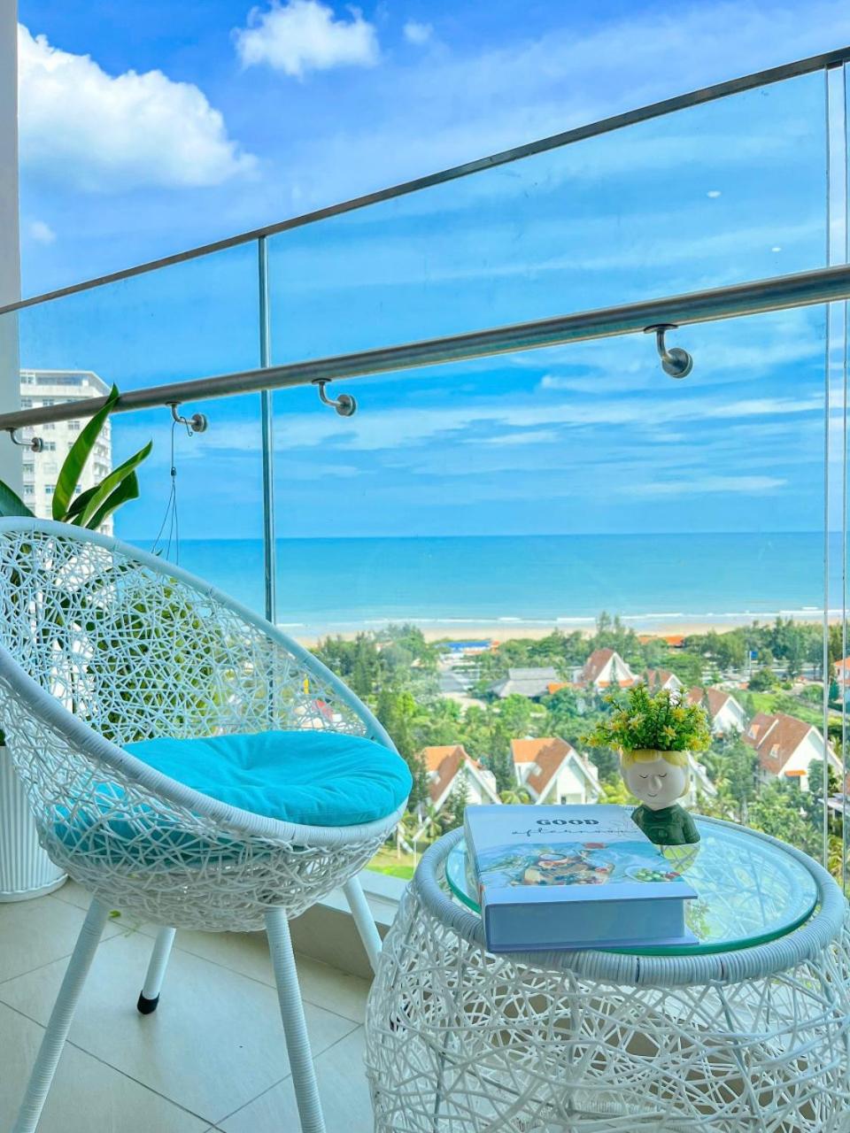 Three-Bedroom Apartment with Sea View - Photo 38
