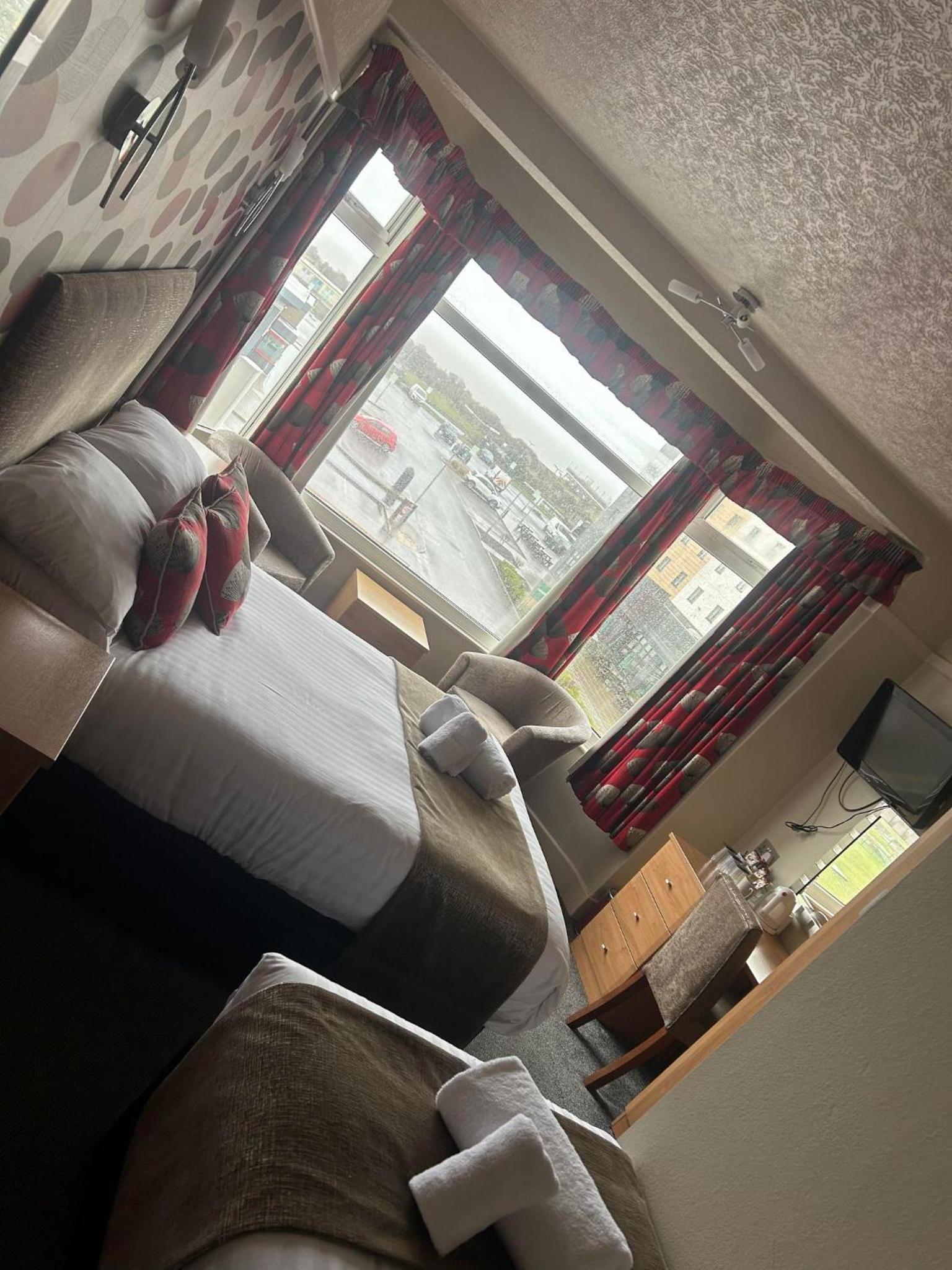 Family Room (2 Adults + 1 Child) - Photo 3