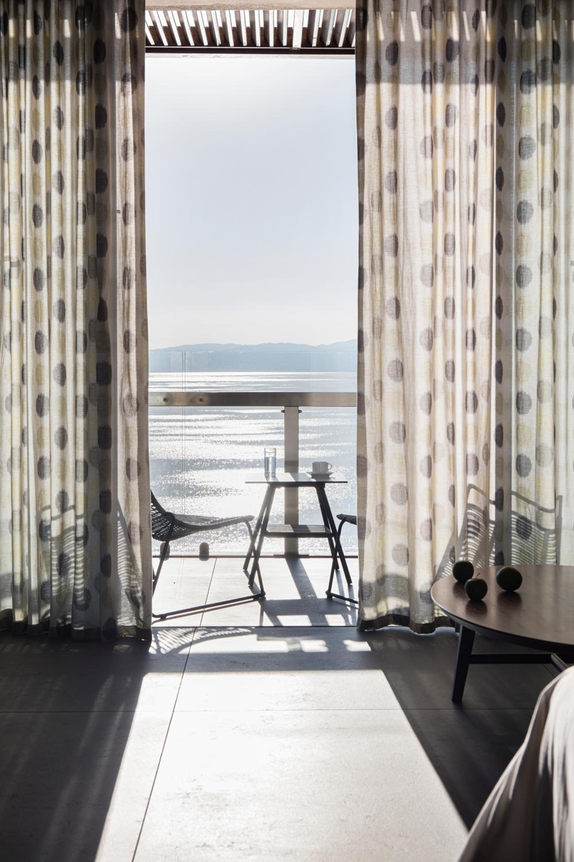 Deep Blue Bungalow Suite, Waterfront  - Photo 4