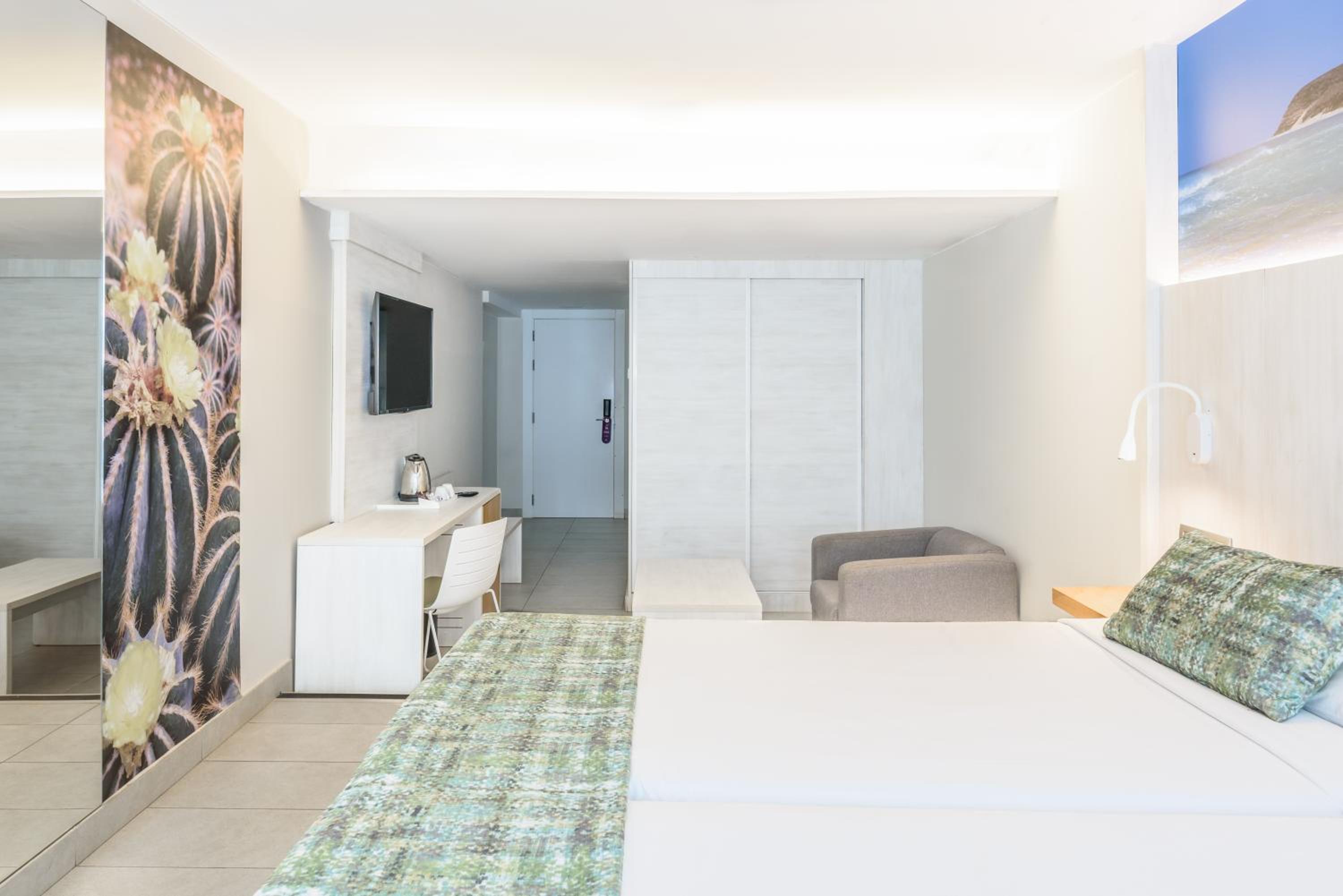 Habitación Doble con Balcón (2 adultos + 1 niño)
