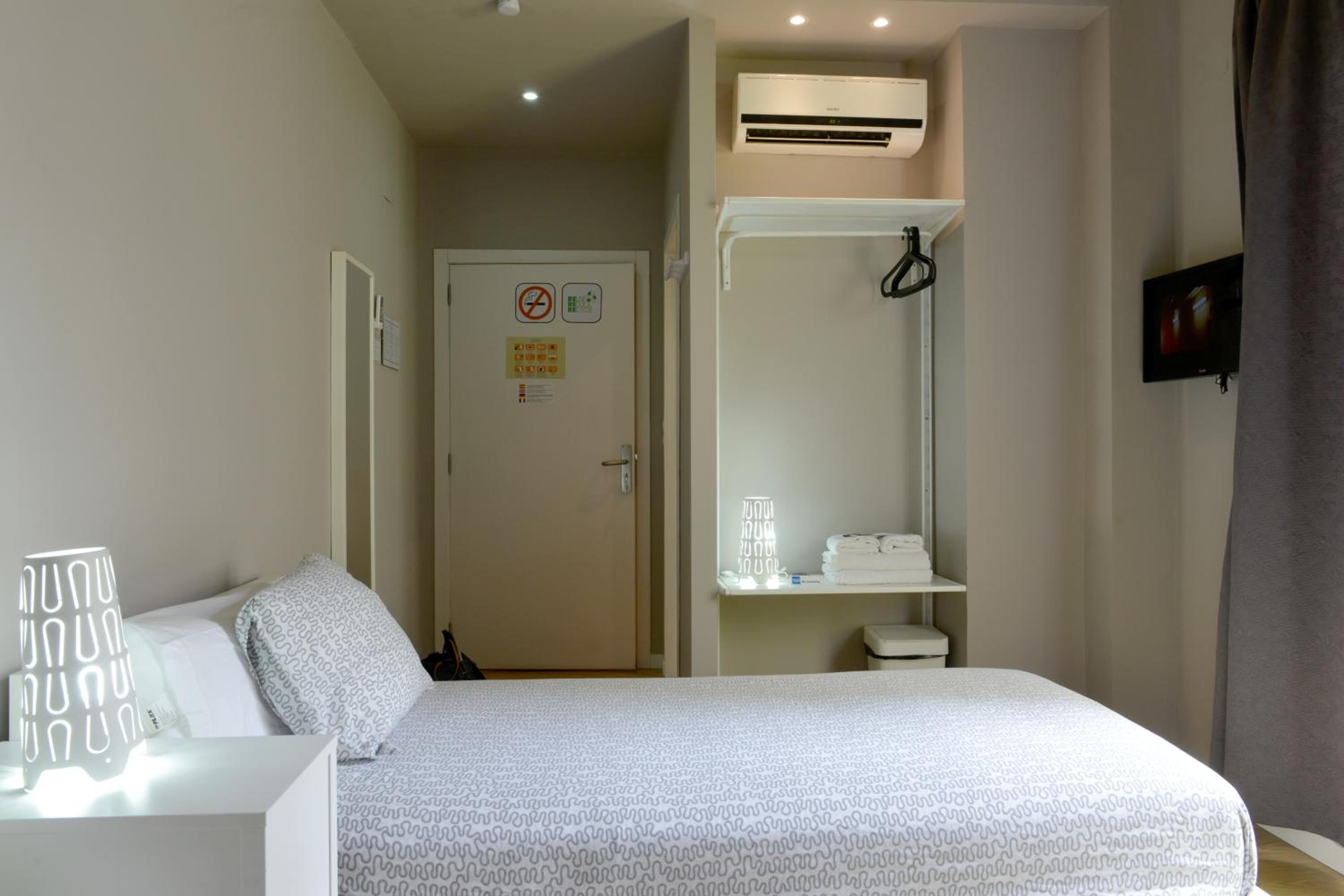 Twin Room - Photo 3
