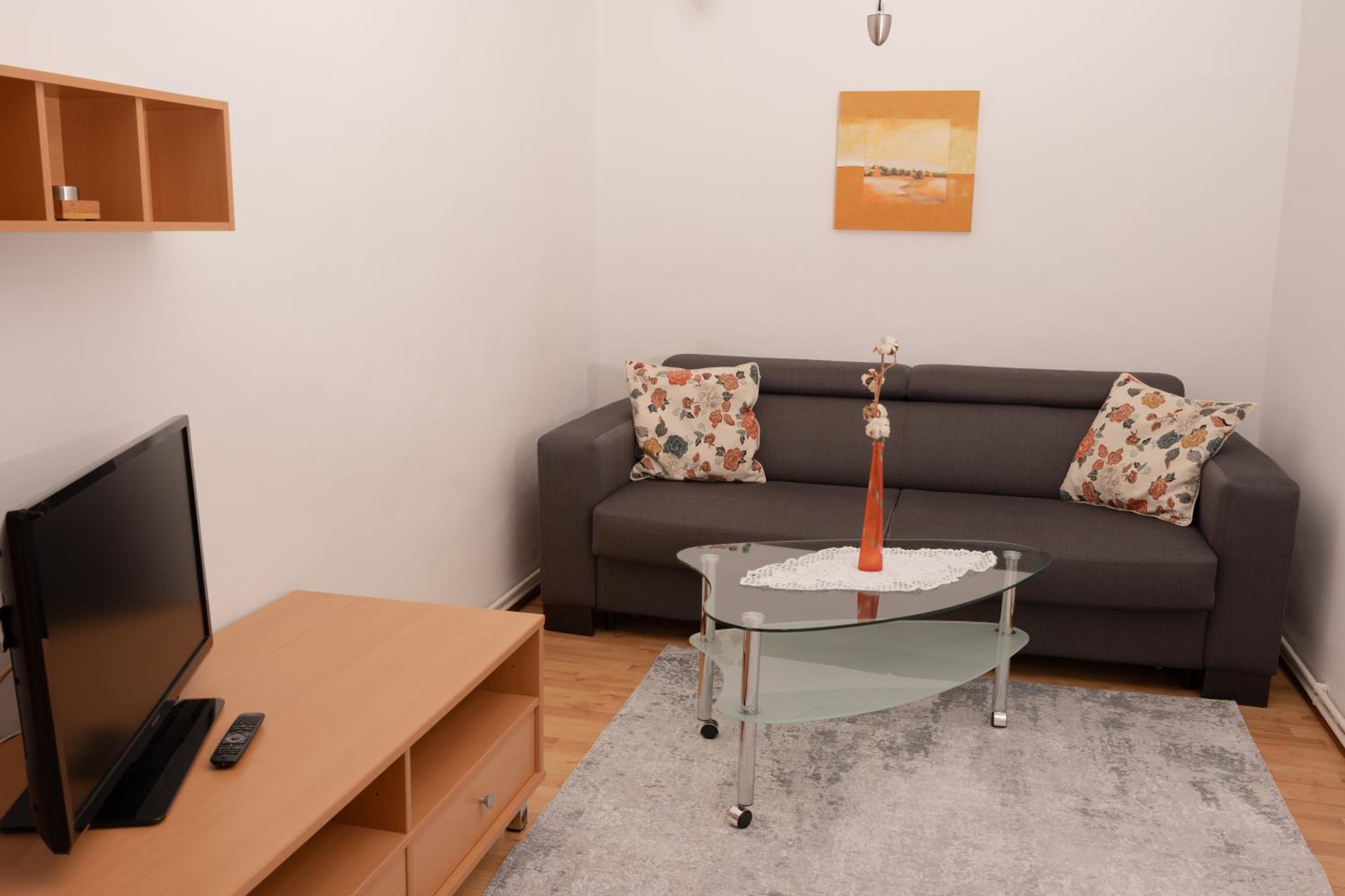 One-Bedroom Apartment photo 1