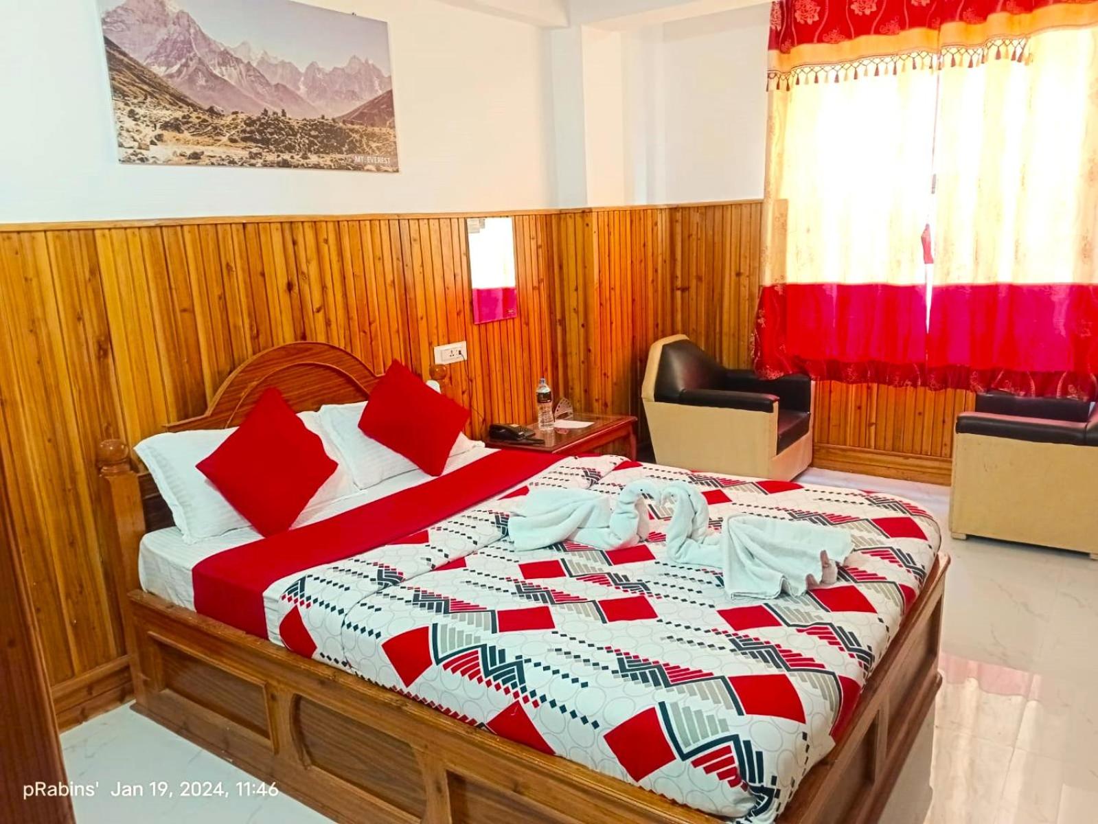 Deluxe Double Room (2 Adults + 1 Child) photo 2