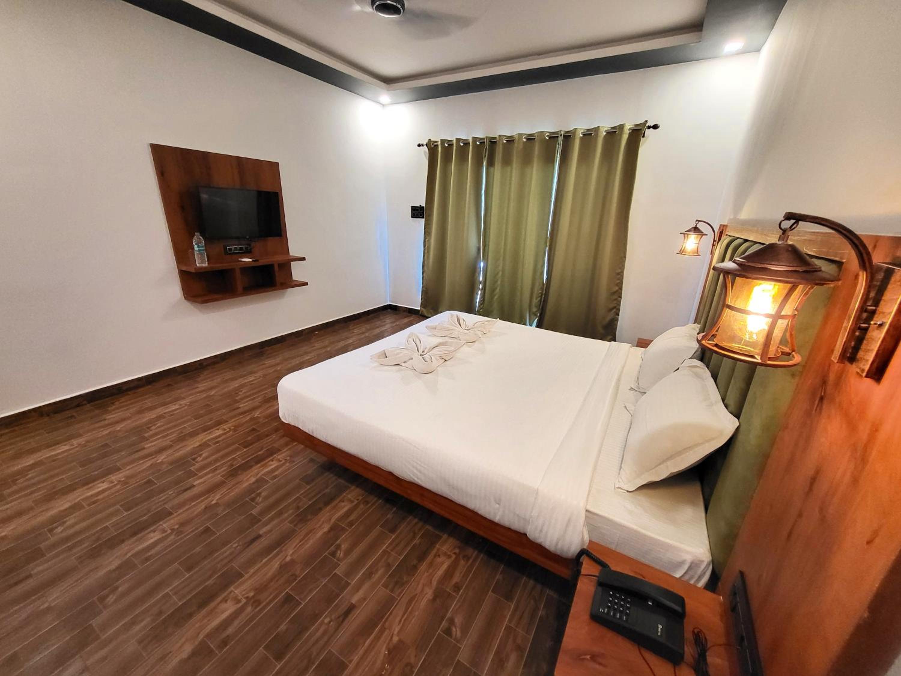 Deluxe Room (2 Adults + 1 Child)