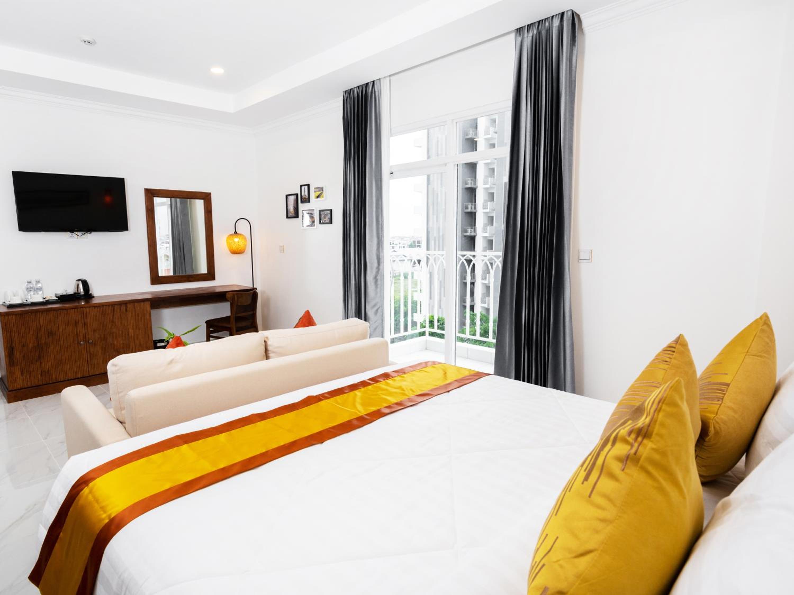 Premier Deluxe Double with Balcony - Photo 3