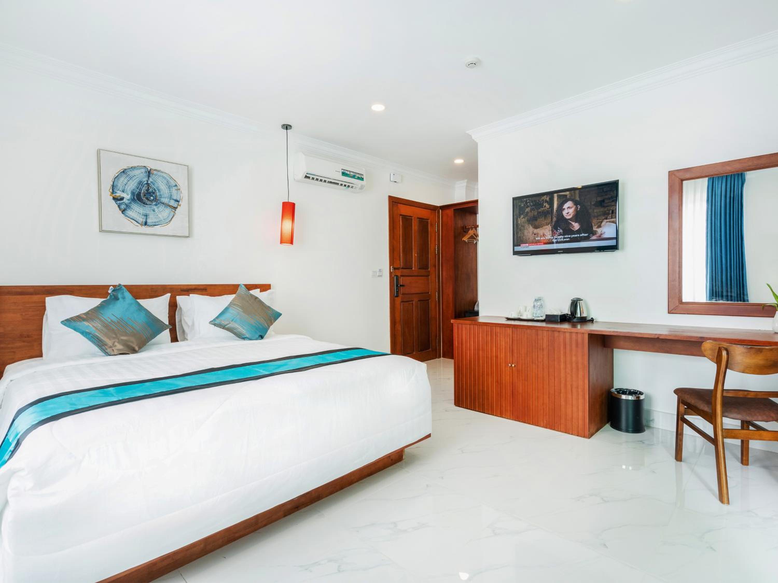 Deluxe Double with Pool View  - Photo 9
