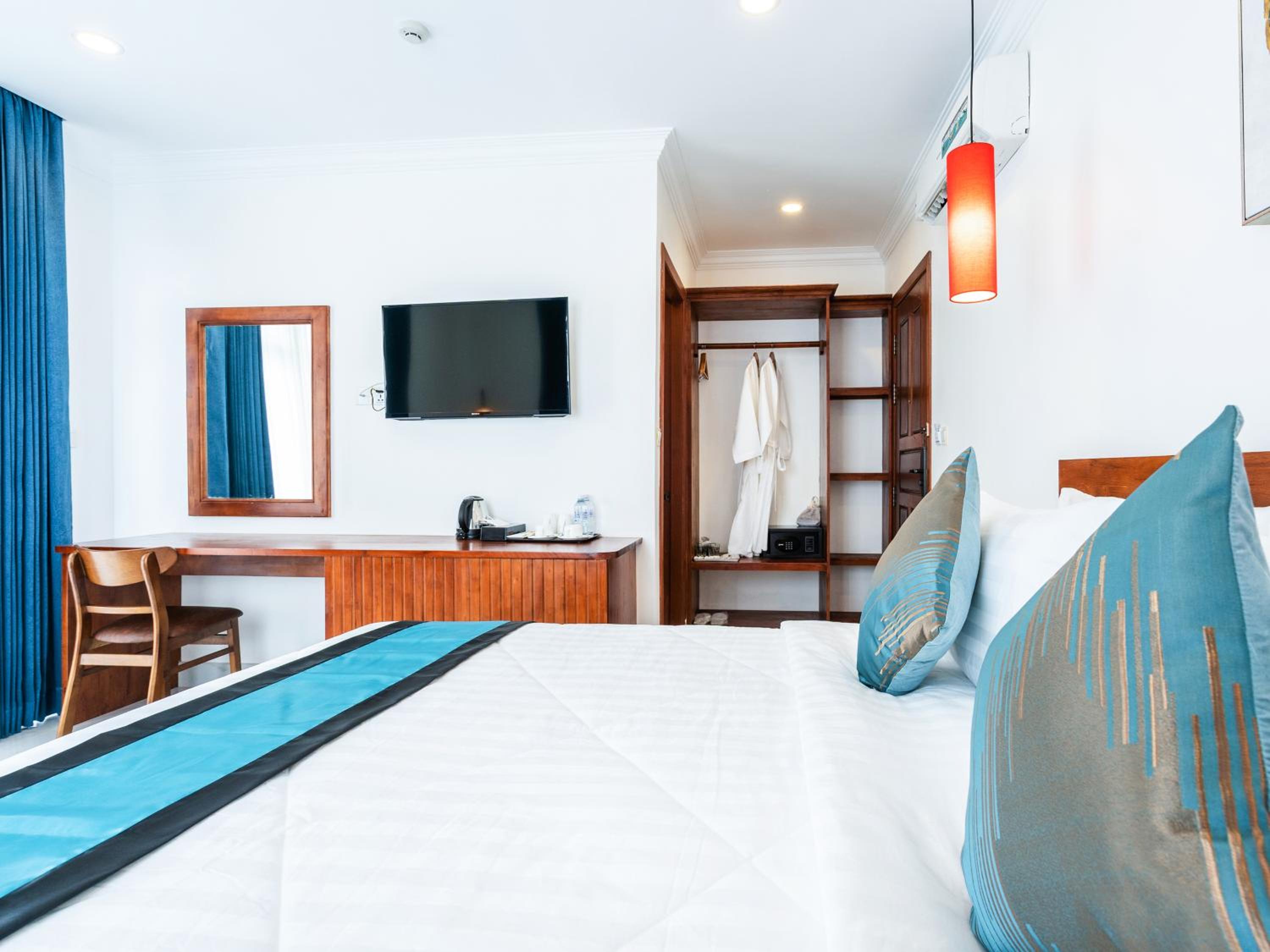 Deluxe Double with Pool View  - Photo 8