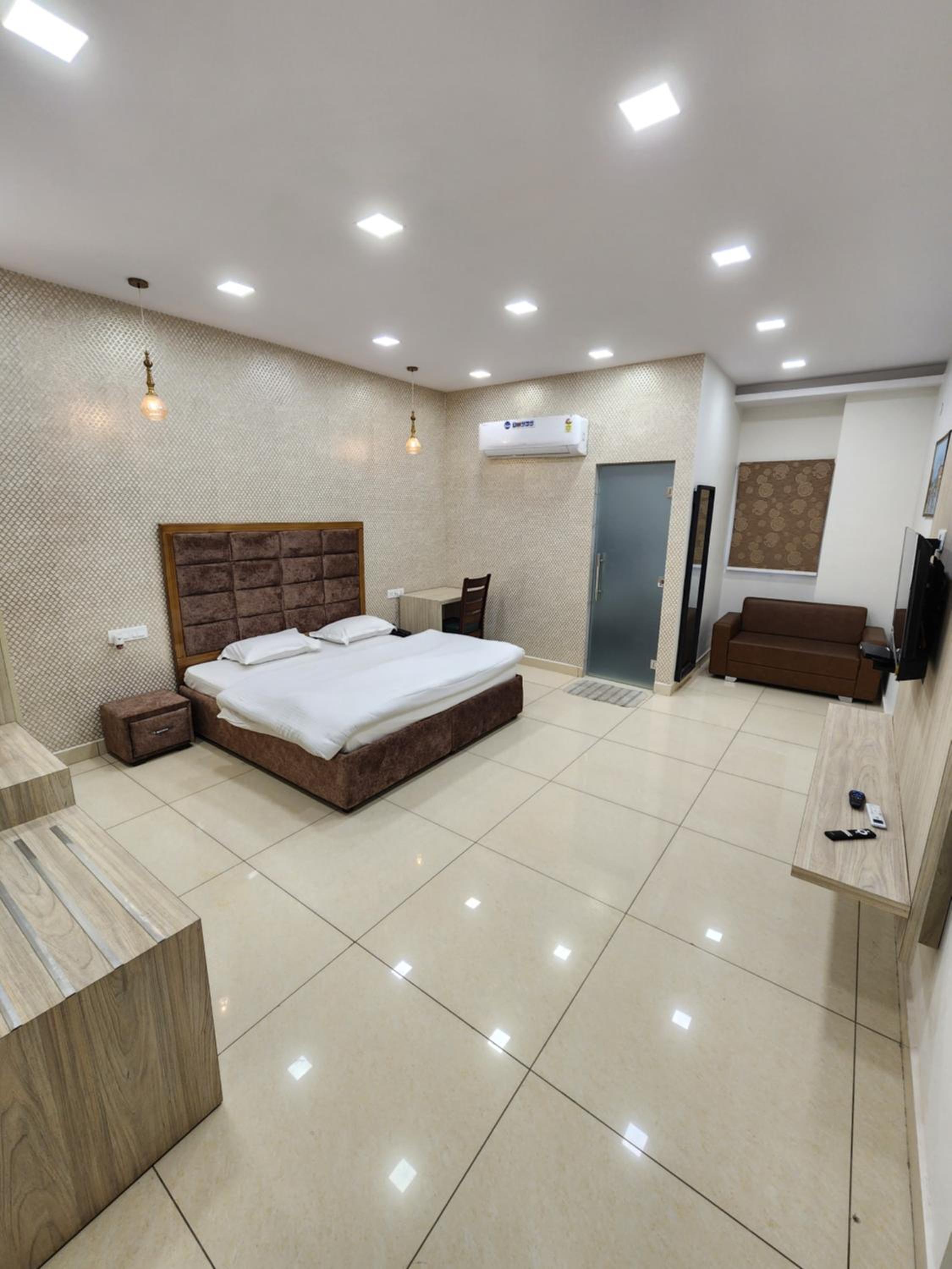 Superior King Room photo 2
