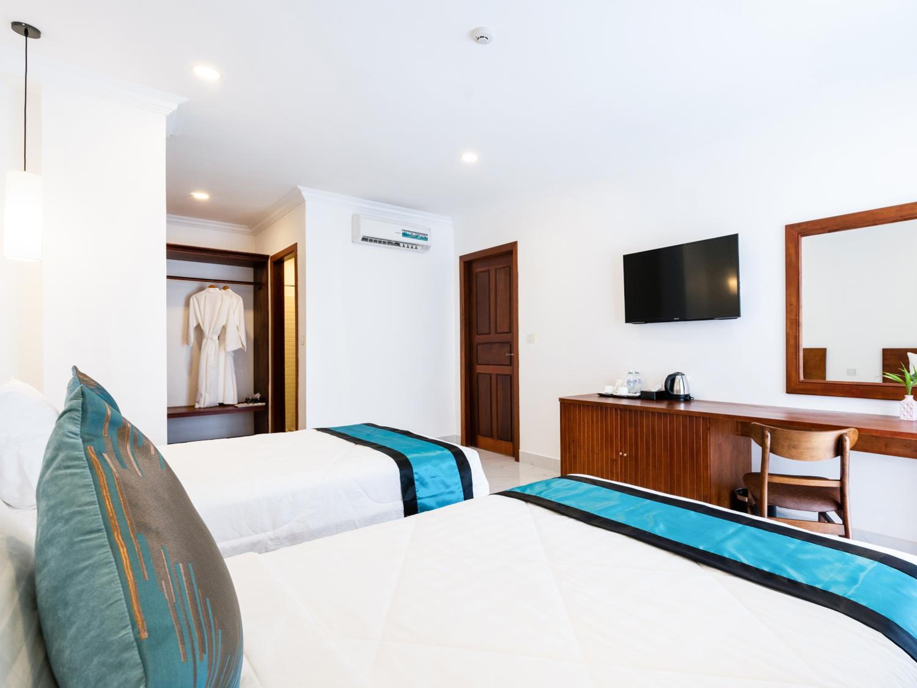 Deluxe Twin with Balcony - Photo 5