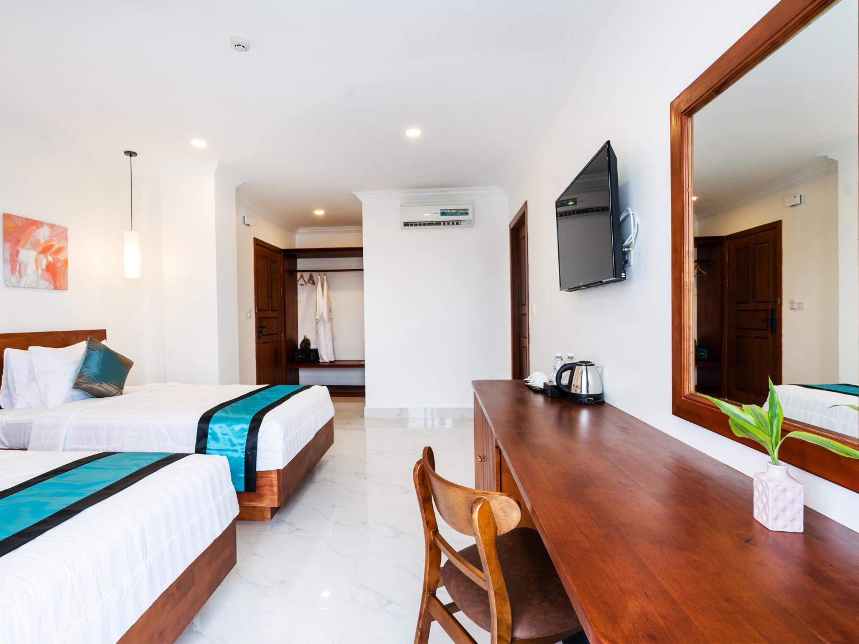Deluxe Twin with Balcony - Photo 3