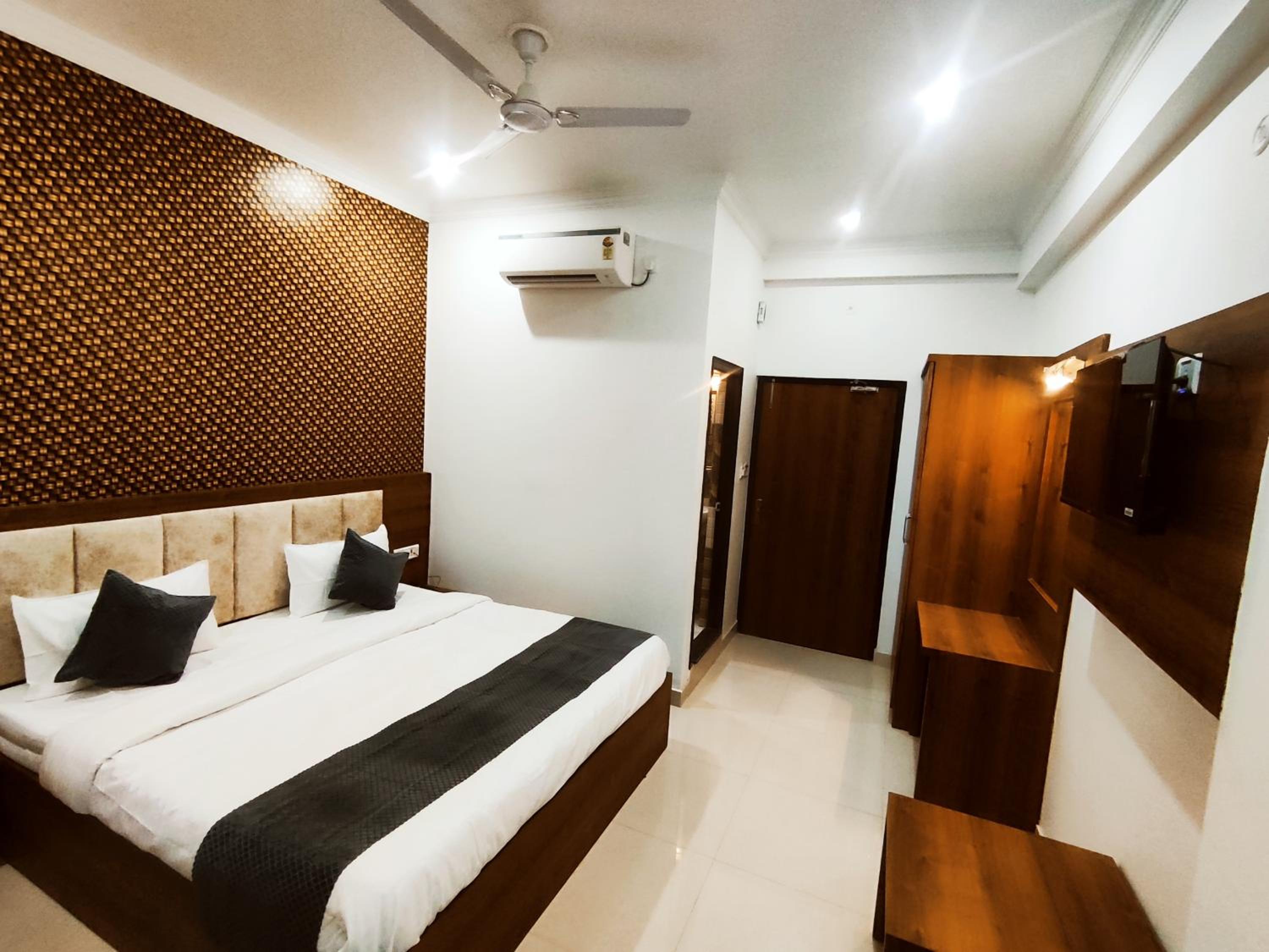 Deluxe Double Room (2 Adults + 1 Child) photo 2