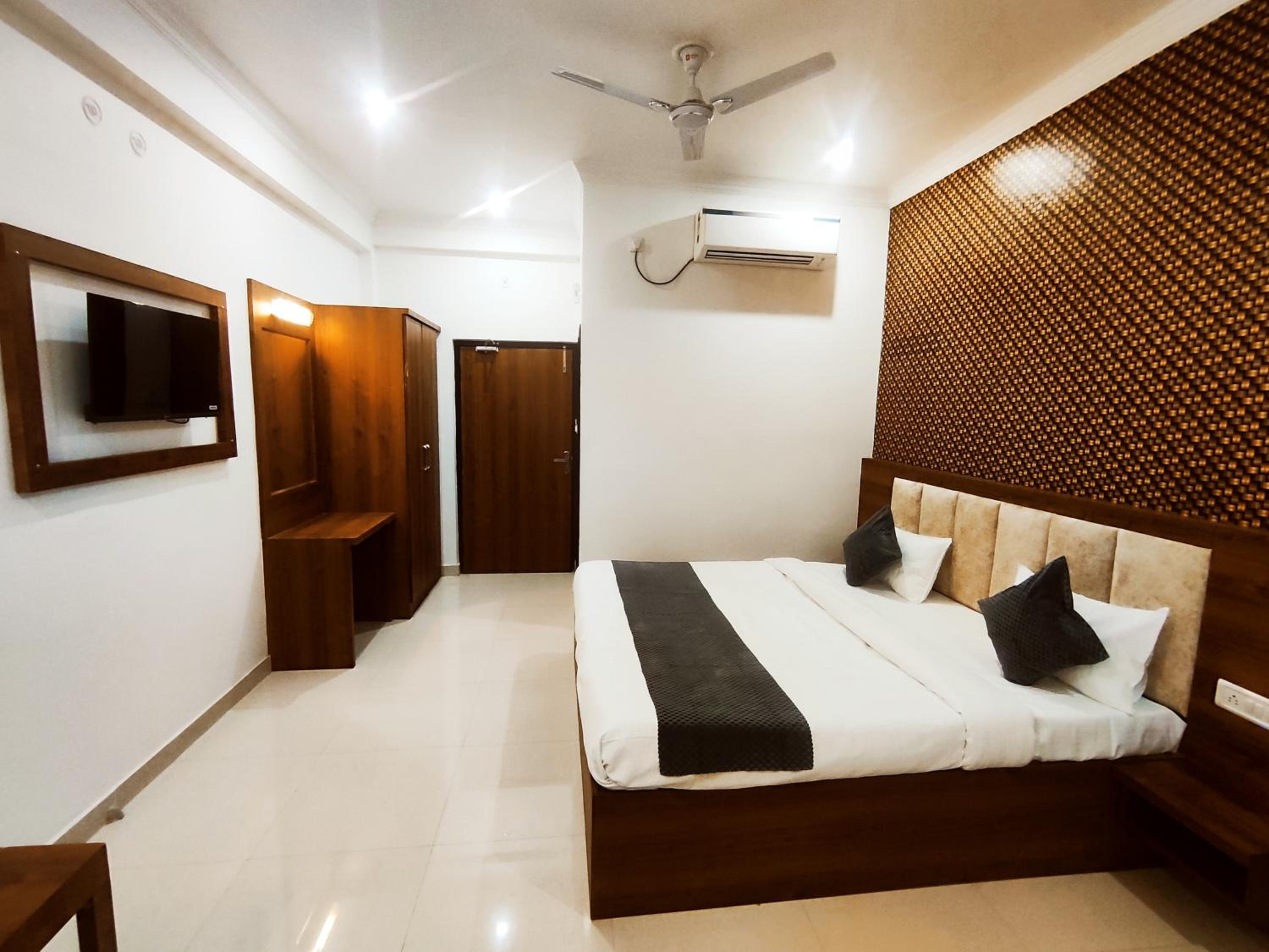 Deluxe Double Room (2 Adults + 1 Child) photo 3