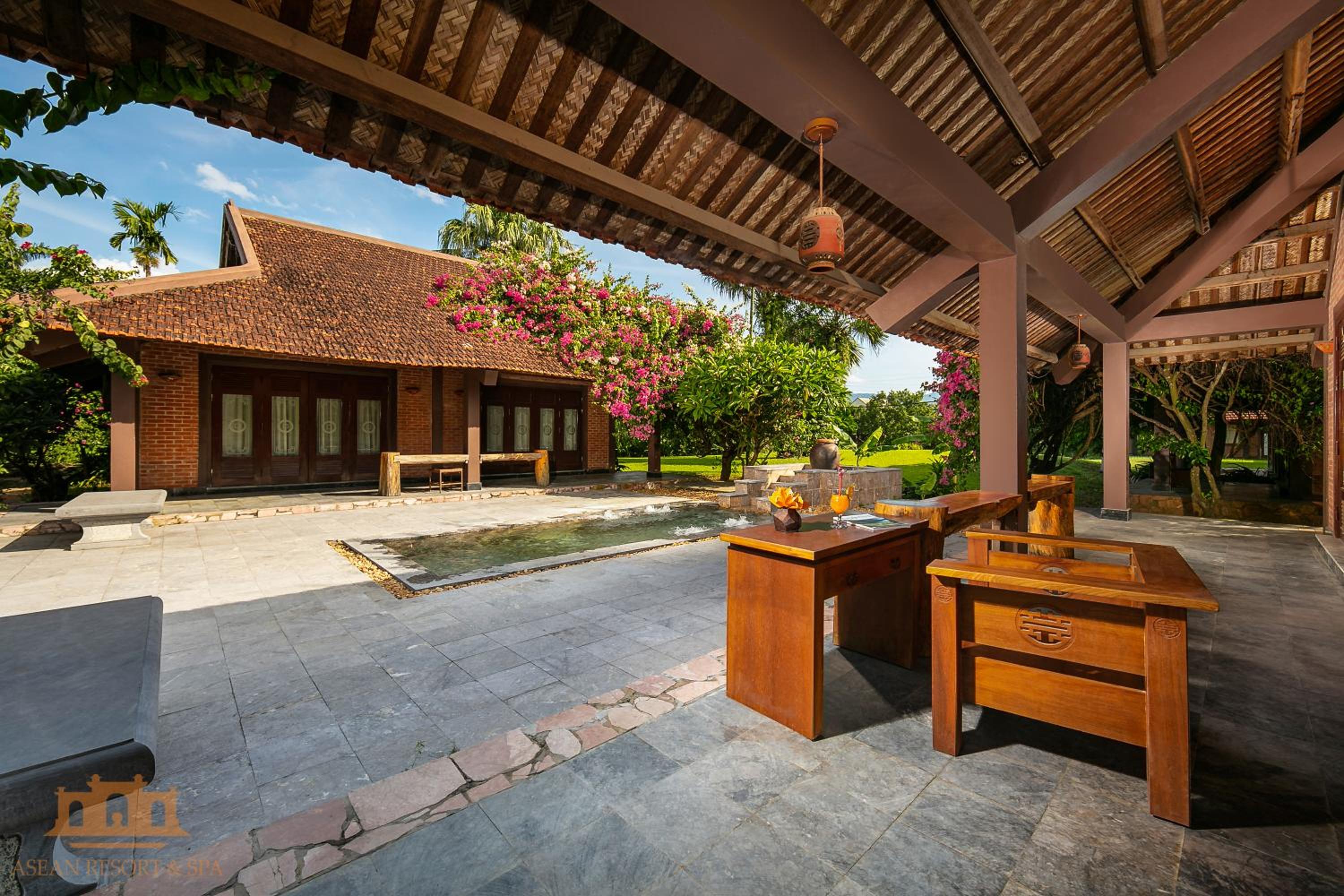 Bungalow with Garden View