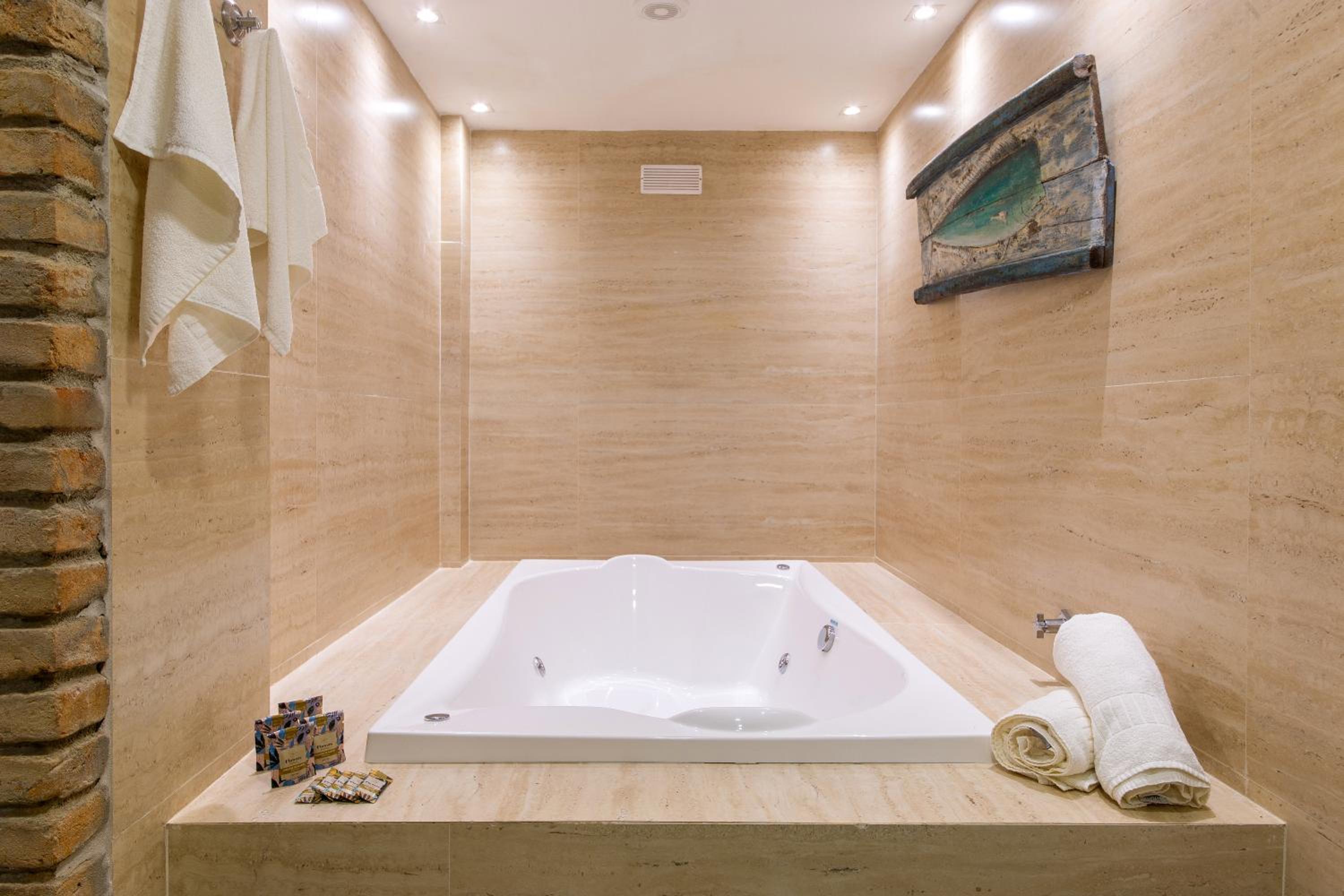 Quadruple Room with Bath photo 2